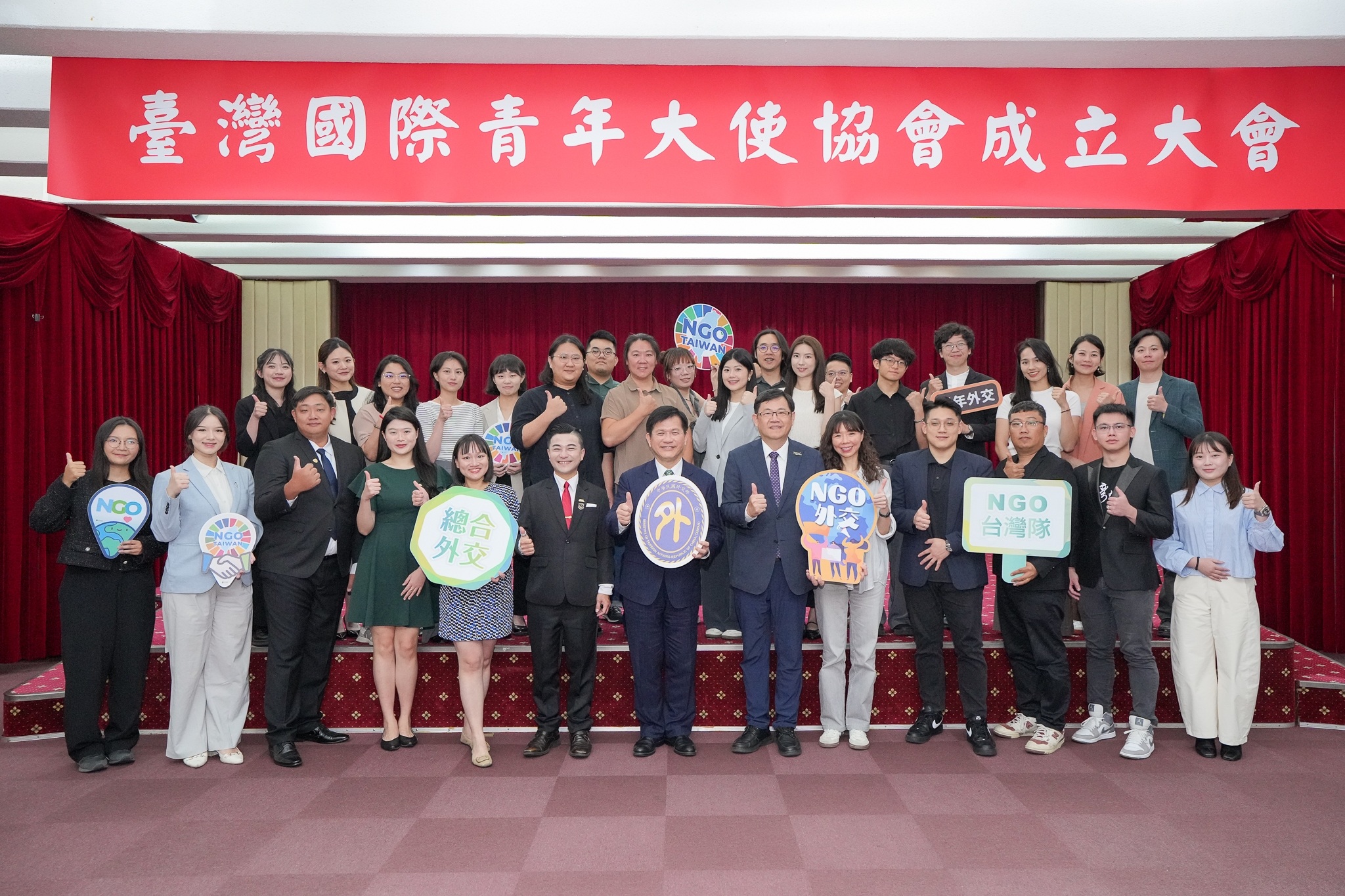 外交部長林佳龍與協會全體會員合影。