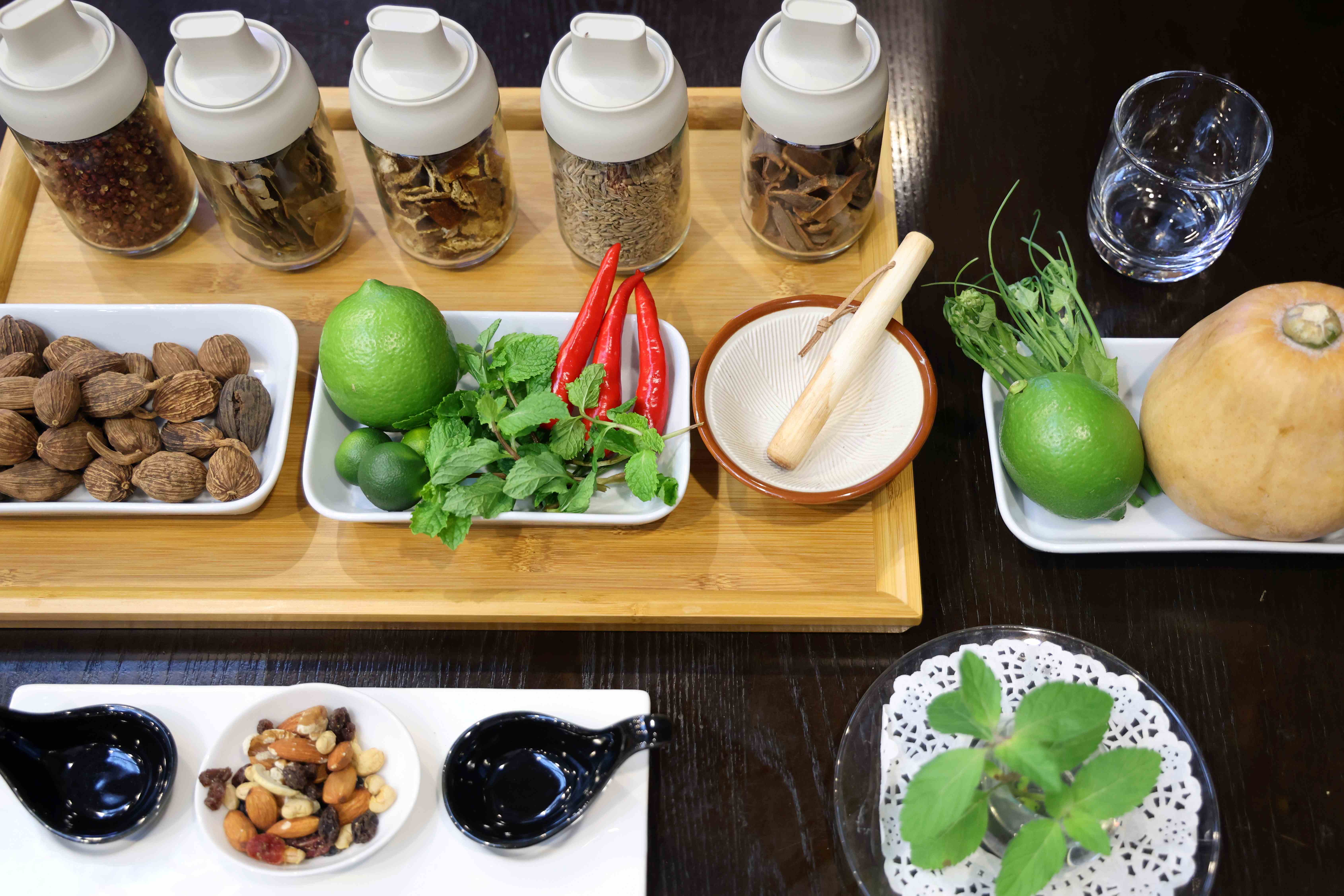 醫療團隊帶領大家進行調味料DIY，使用堅果及果乾研磨成天然的調味料。除此之外，大家還能根據自己的喜好以及營養師的建議，調配成天然的調味料直接帶回家。