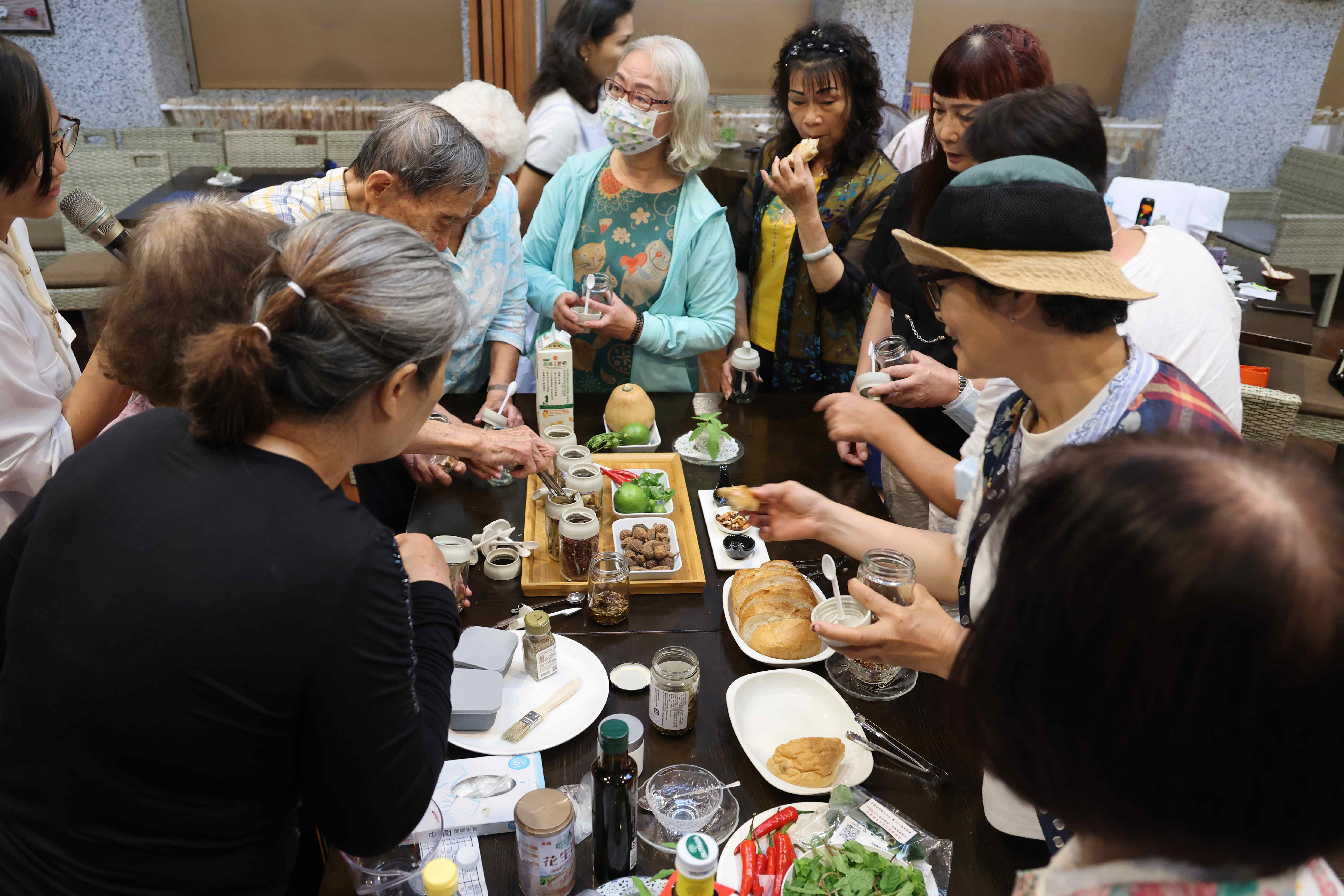 醫療團隊帶領大家進行調味料DIY，使用堅果及果乾研磨成天然的調味料。除此之外，大家還能根據自己的喜好以及營養師的建議，調配成天然的調味料直接帶回家。