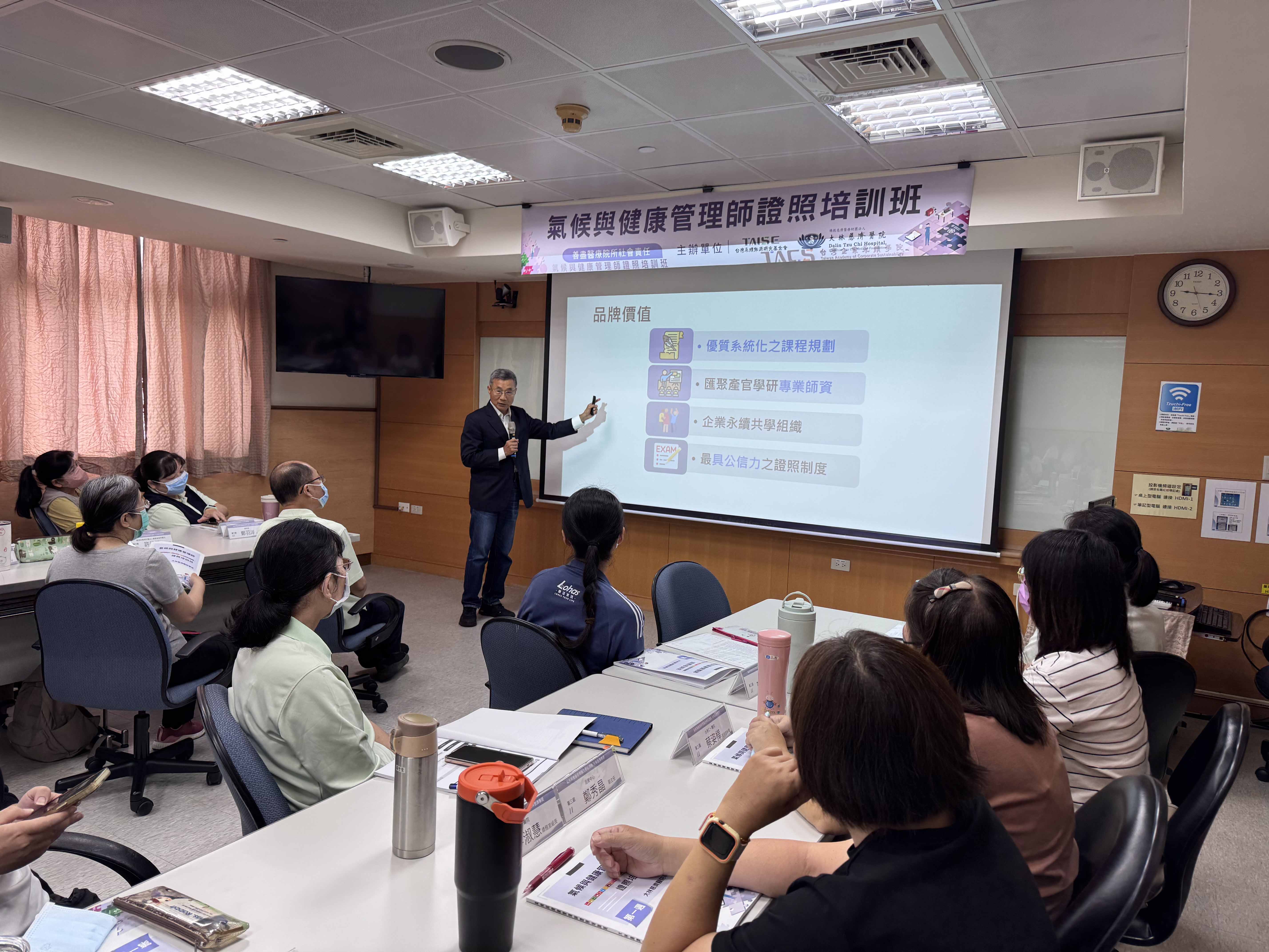 課程一開始,由台灣永續能源研究基金會營運長陳永仁為學員們揭開序幕,除了介紹本次課程的規劃與學習重點,也分享永續發展趨勢與醫療機構面臨的挑戰。