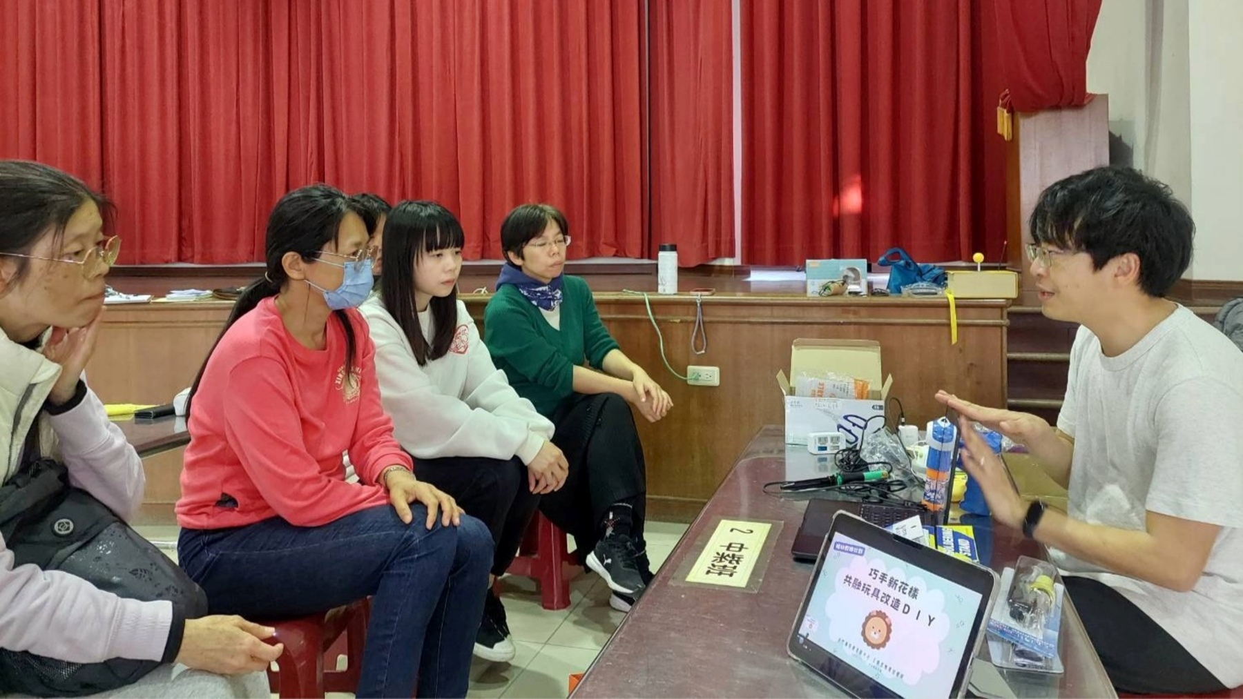 金門縣立金城幼兒園社群成員共同學習電路及開關的改裝技巧。