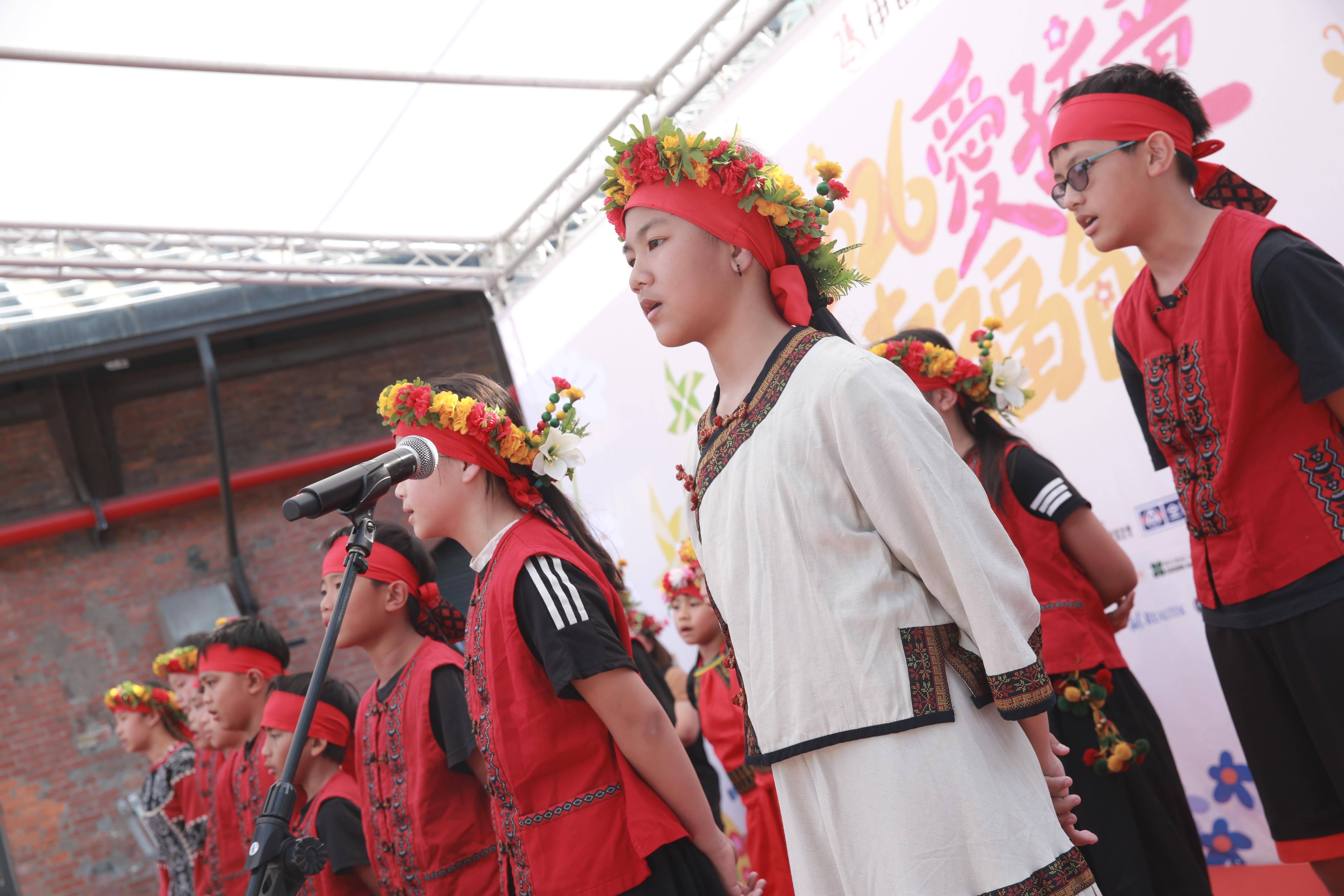 彰鳳教會是都市裡的原民部落，孩子們學習族語，並以音樂傳承