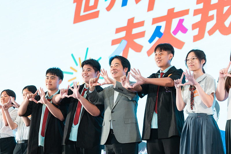 總統與同學們一起合影，現場氣氛相當熱絡