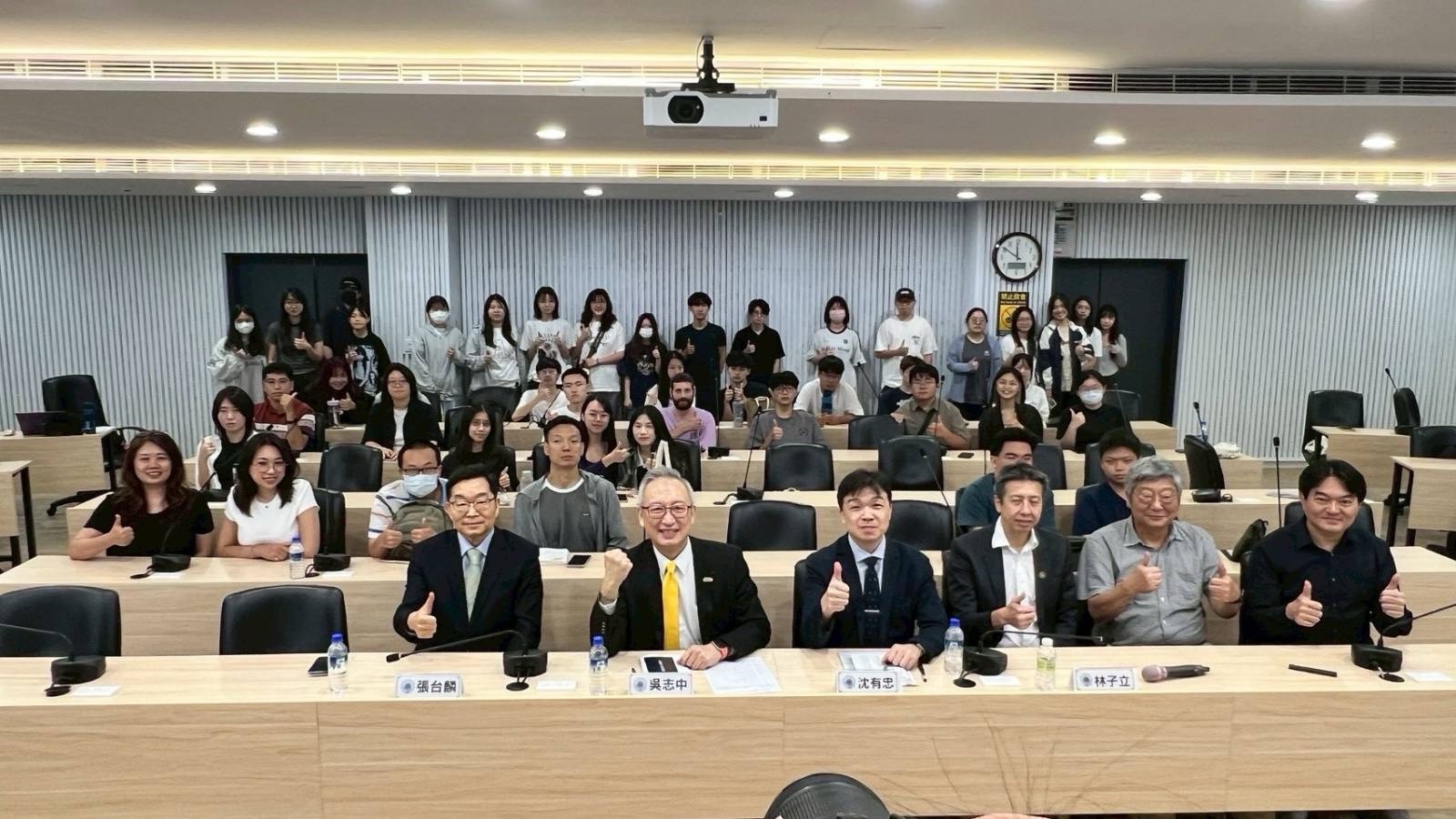 外交部政務次長吳志中與貴賓及師生合影。