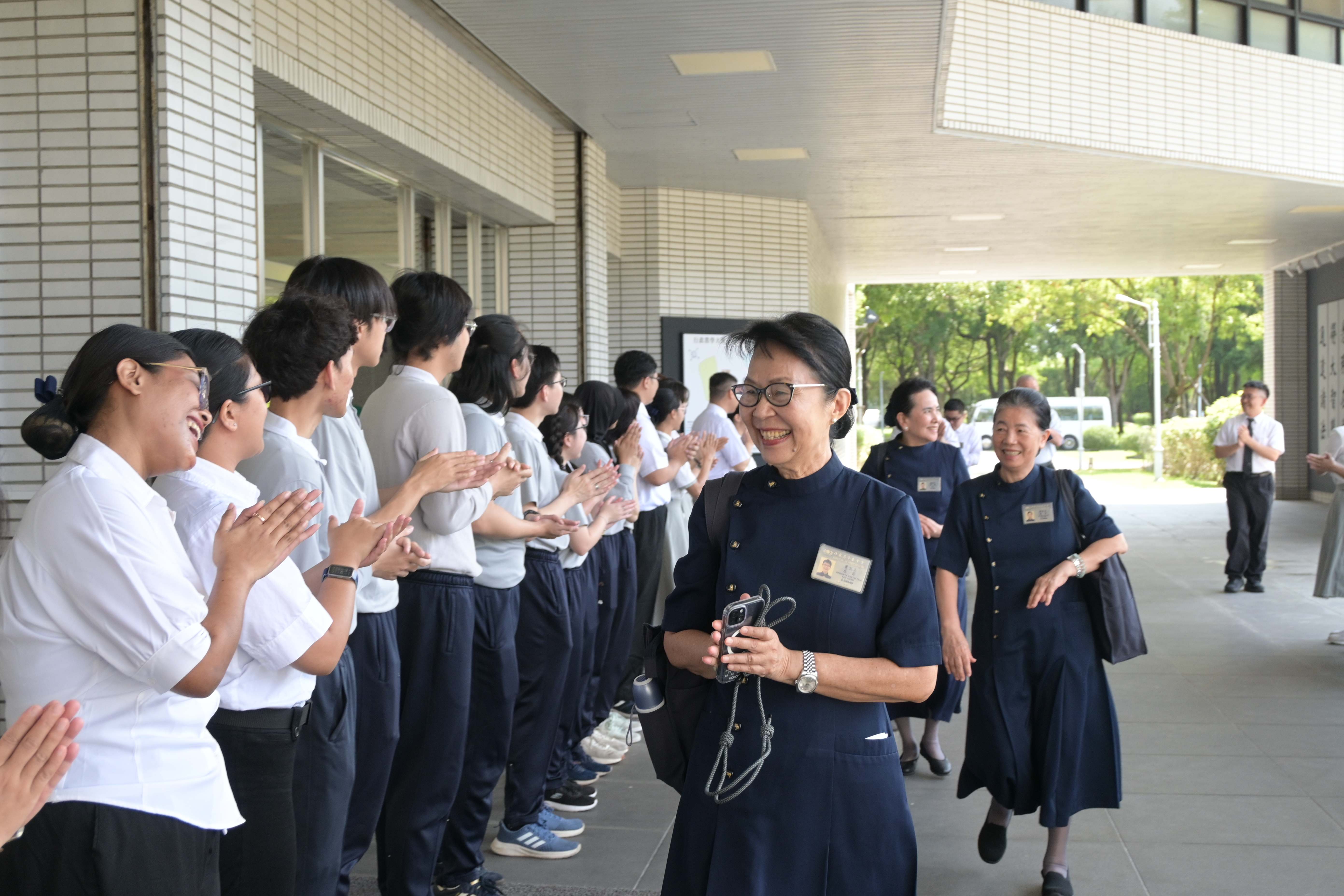 學生熱情歡迎印尼師姑師伯