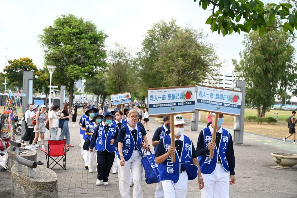 新甲和氣志工以「救人一命，無損己身」的信念，走入衛武營法國節活動現場，展開一場充滿愛與希望的街頭勸捐行動。