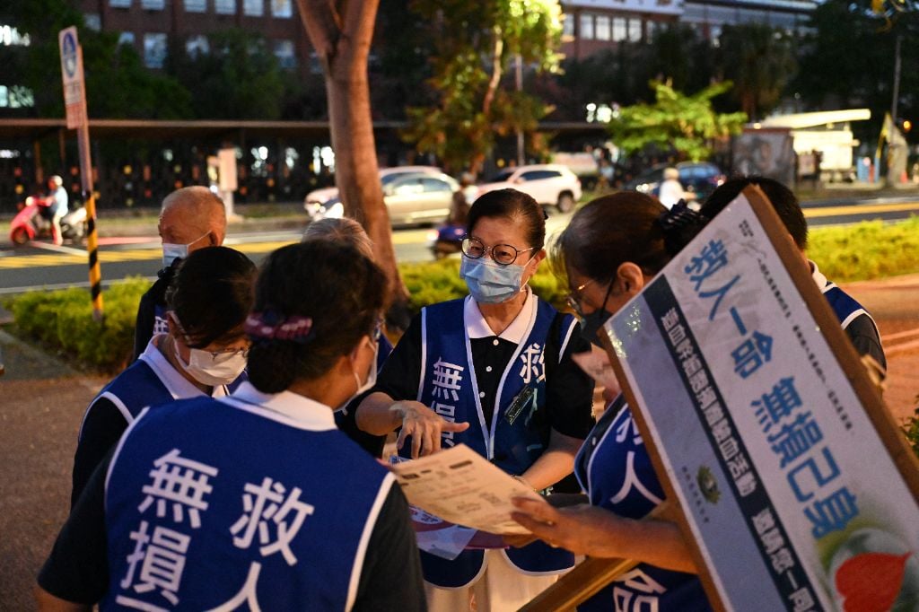 「您的一針，他的一生……」志工蕭亦鳳(中)耐心向年輕民眾解說，許多人原本只是前來參與法國節活動，卻因聽見志工分享而停下腳步，第一次了解造血幹細胞驗血建檔的意義。