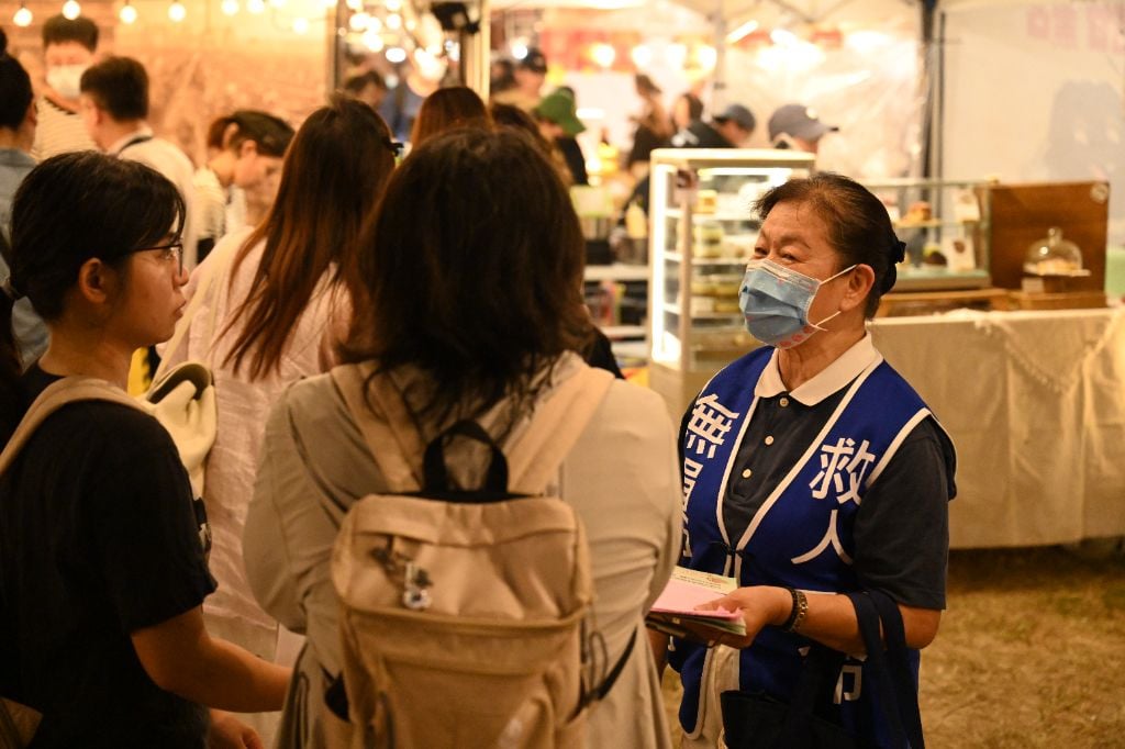 志工陳秀枝(右)表示，白血病、淋巴癌及再生不良性貧血等患者，都在等待適合的造血幹細胞配對，而成功機率往往只有十萬分之一到百萬分之一，因此每增加一位建檔者，就多增加一分救人的希望。