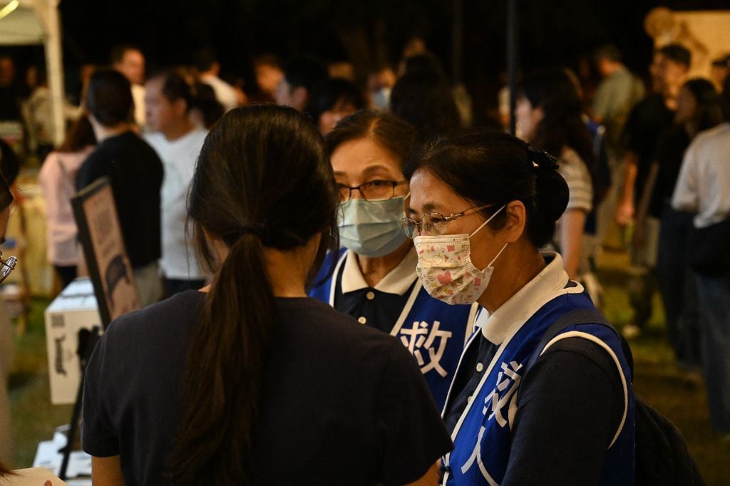 志工陳秀華(右)也向民眾說明，目前多數捐贈方式採周邊血幹細胞捐贈，透過血液分離技術即可完成，並非傳統印象中的「抽骨髓」，安全且無損健康。