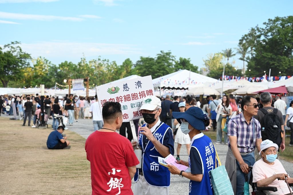 慈濟志工手持宣導舉牌與文宣，邀約民眾參與六月十四日於鳳山靜思堂舉辦的造血幹細胞驗血活動，希望讓更多人了解，只需抽取10cc血液完成建檔，就有機會在未來挽救一位血液疾病患者的生命。