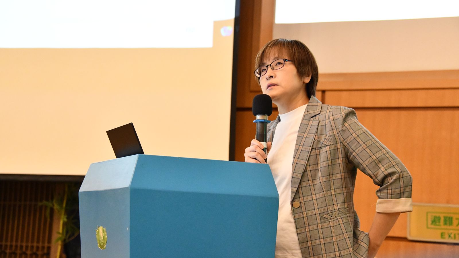 衛生福利部醫事司劉越萍司長受邀前往大林慈濟醫院分享，深入剖析從永續發展到再生醫療的政策趨勢與實務策略，吸引醫護與行政等醫事人員熱烈參與。