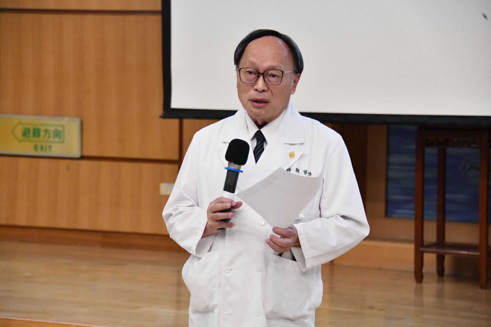 院長賴寧生感恩劉司長帶來精彩的演說，並表示司長對「重症醫療」與「韌性醫療」的著重，正是大林慈濟醫院創院至今持續深耕的發展方向。