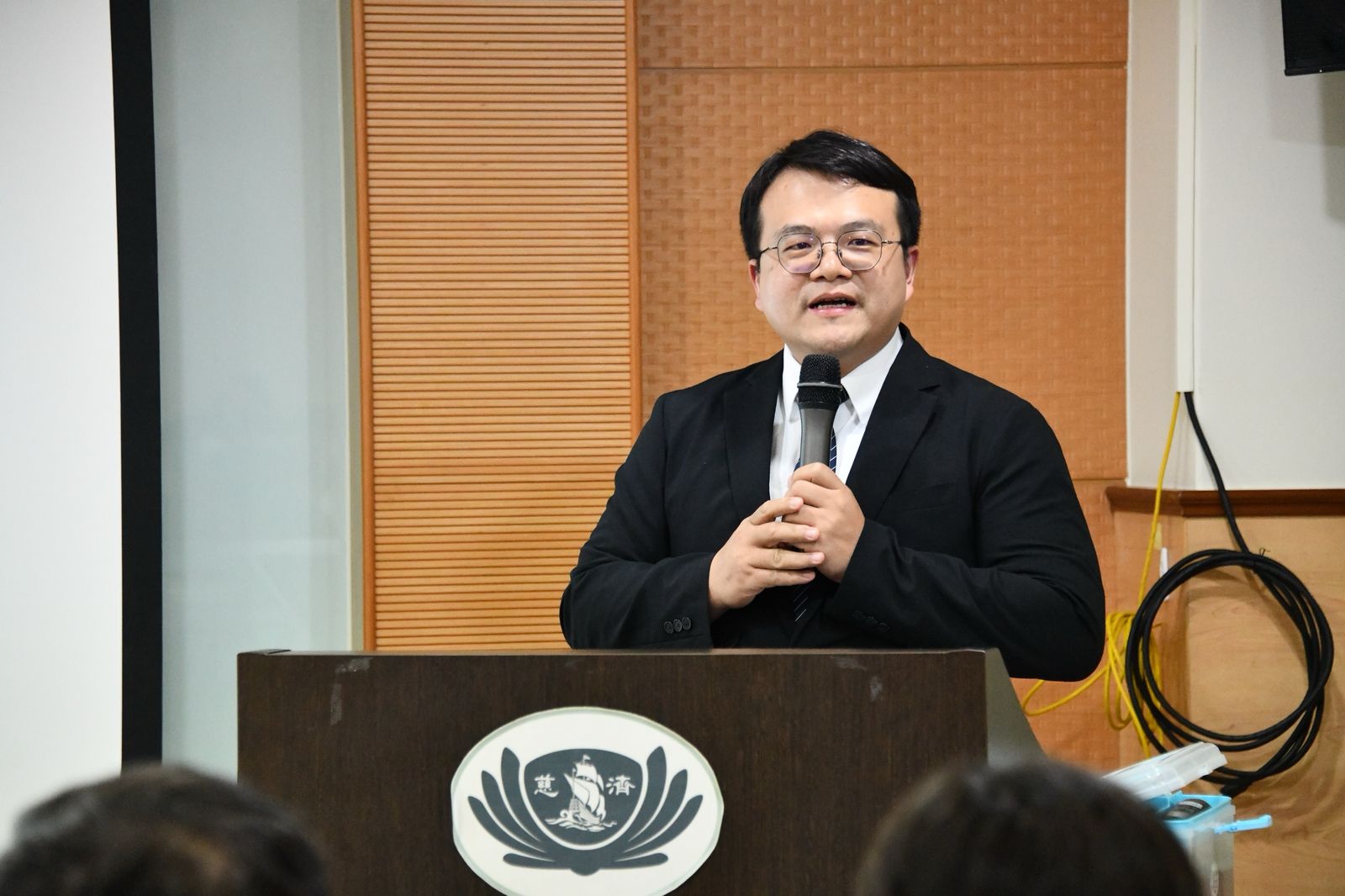 智慧醫療創新中心技術主任黃智瑋帶領團隊分享成果