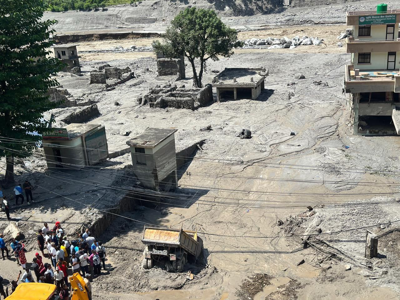 尼泊爾努瓦科特（Nuwakot）地區突遭土石洪災，因道路與橋梁毀損、通訊中斷，居民如陷孤島。(台灣世界展望會提供)