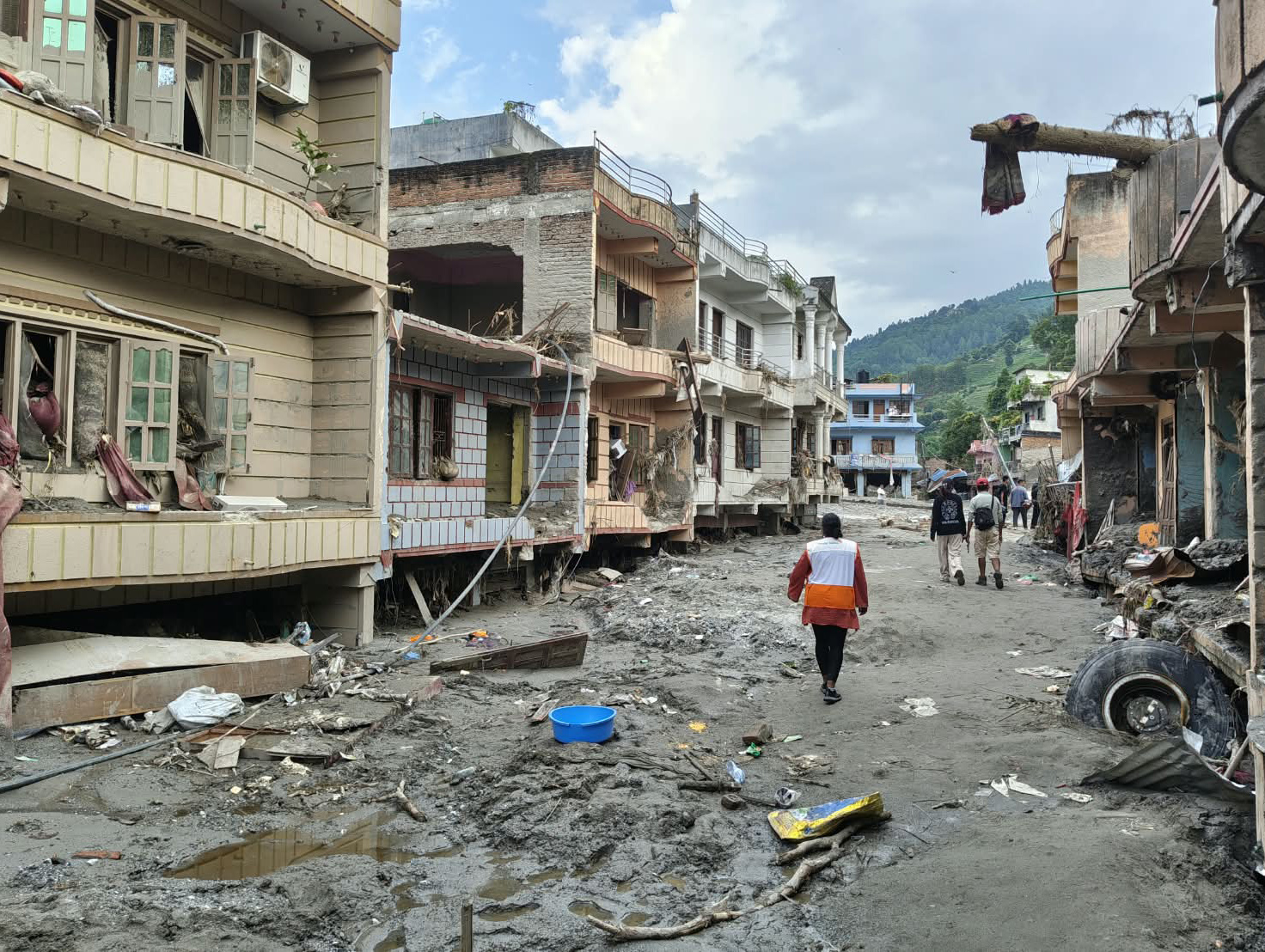 世界展望會團隊深入努瓦科特（Nuwakot），看見街道、房屋因山洪嚴重受損。(台灣世界展望會提供)