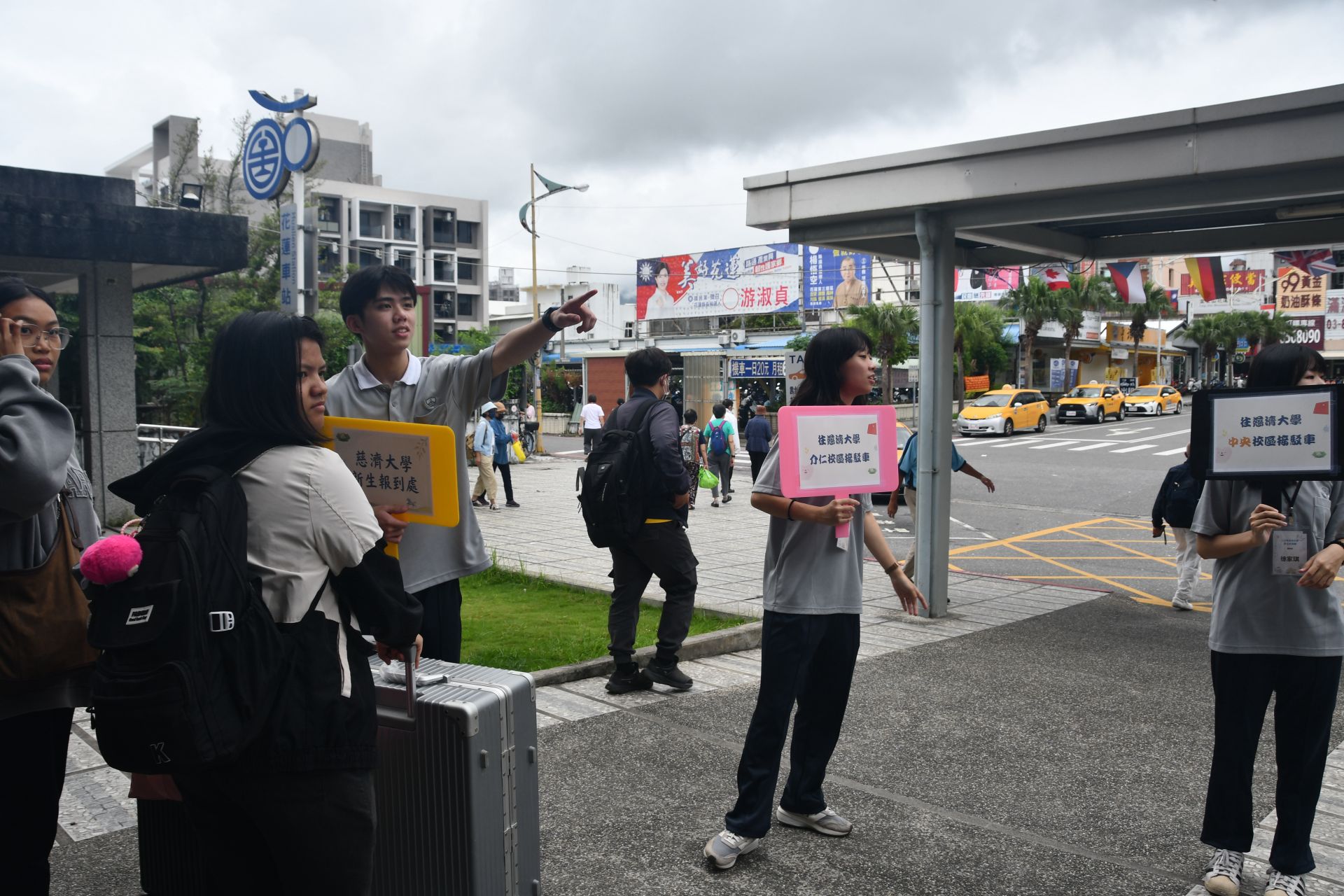 學生協助火車站接駁,讓新生及家長可以順利到達各校區