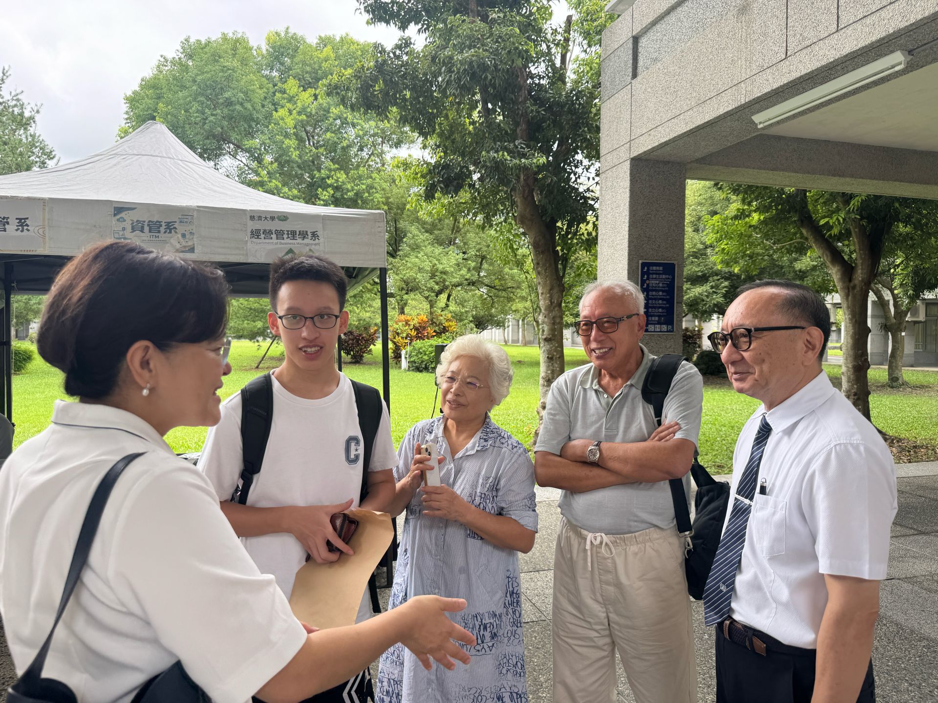劉校長、高院長與學生及親友互動