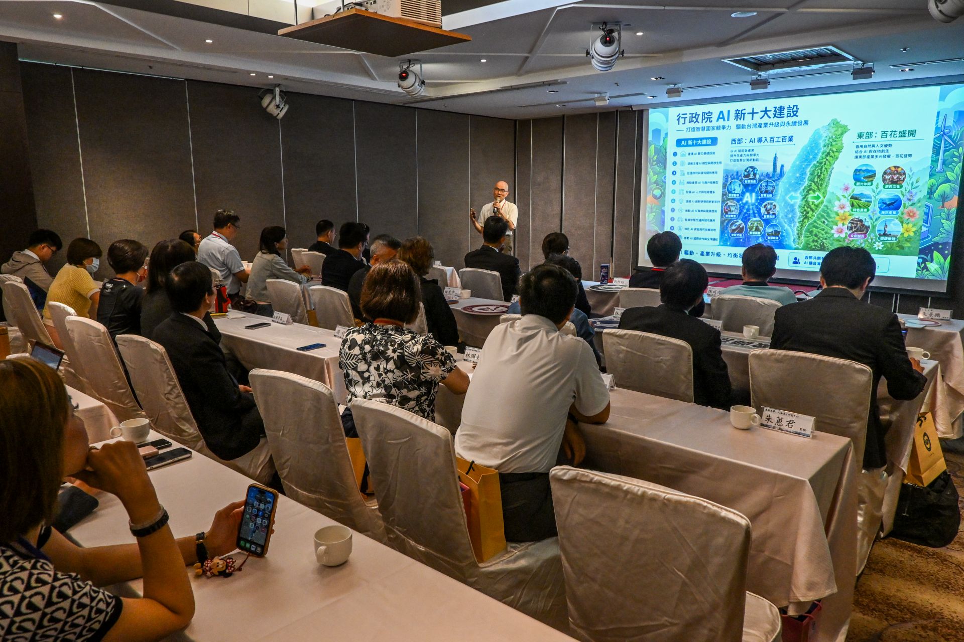 鄭憲忠校長分享「打造AI花園的策略與作為」