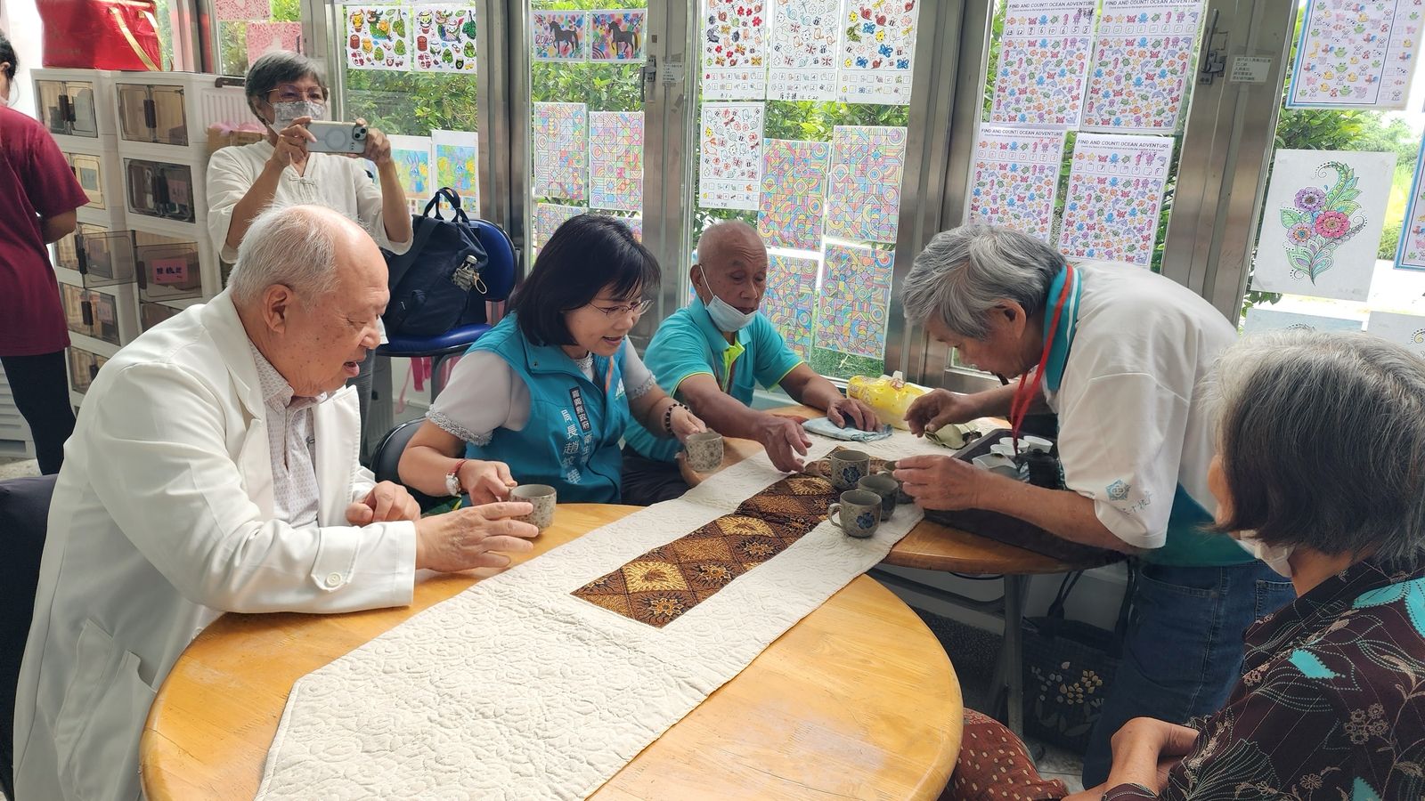 失智病友許先生親自為長官與來賓泡茶,透過泡茶逐漸找回自己的價值感