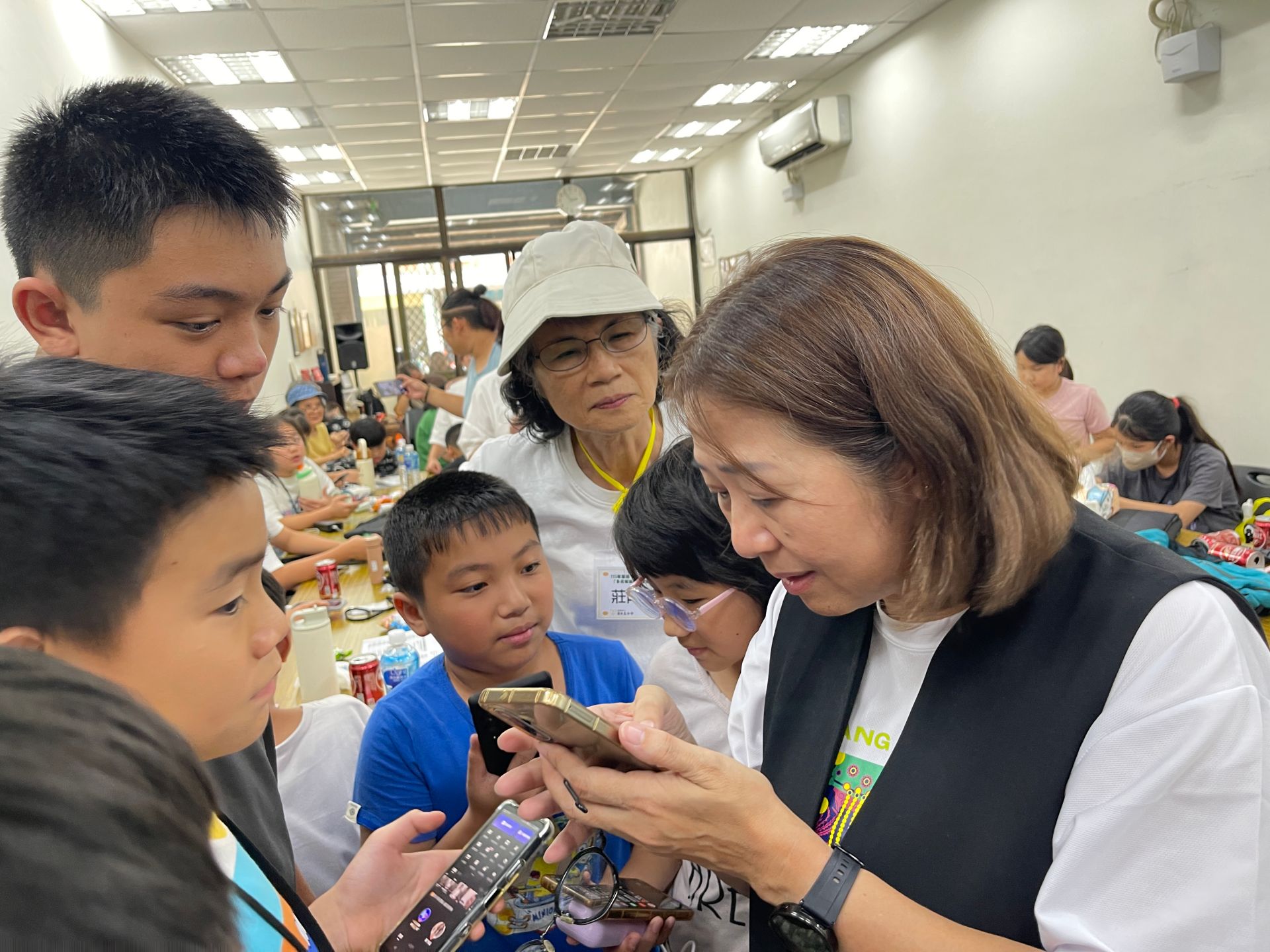 孩子拿起攝影設備實際訪問農業專家,從設計問題、拍攝到完成影片,在實作中練習表達、觀察與人際互動。v