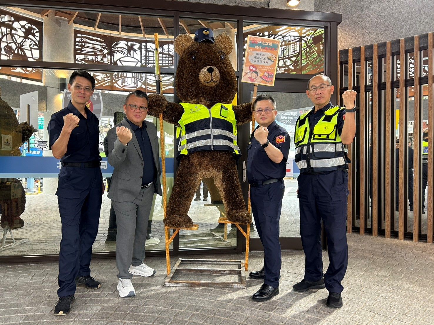 陳義宏分局長(右2)邀請農會總幹事謝建達(左2)一起拍打卡照