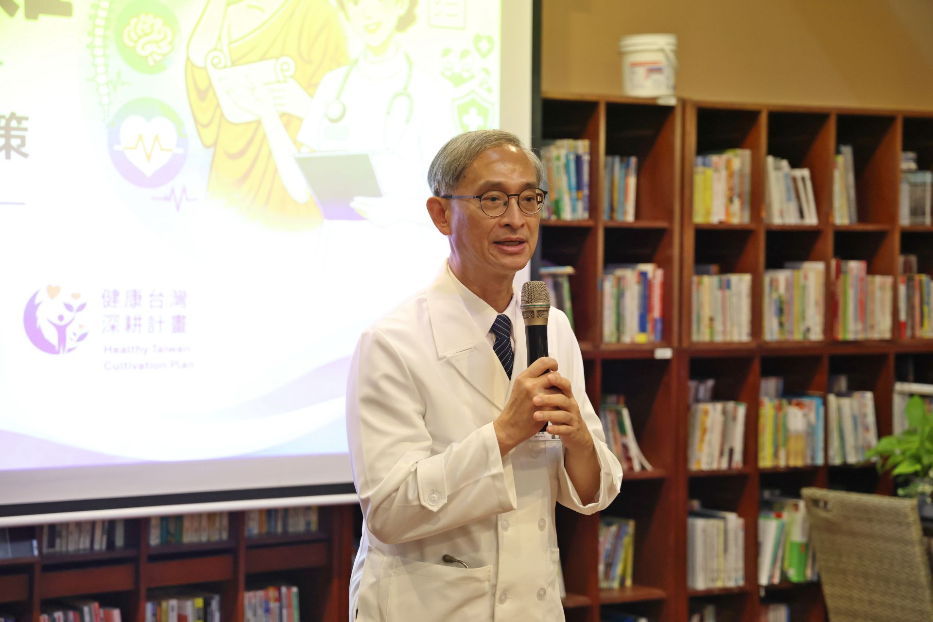 花蓮慈濟醫院副院長李啟誠表示,護理阿難AI的推出,能給予病人好的醫療須知,針對不同的癌別病友也能提供各時期的心靈需求,提供感性的溫暖。