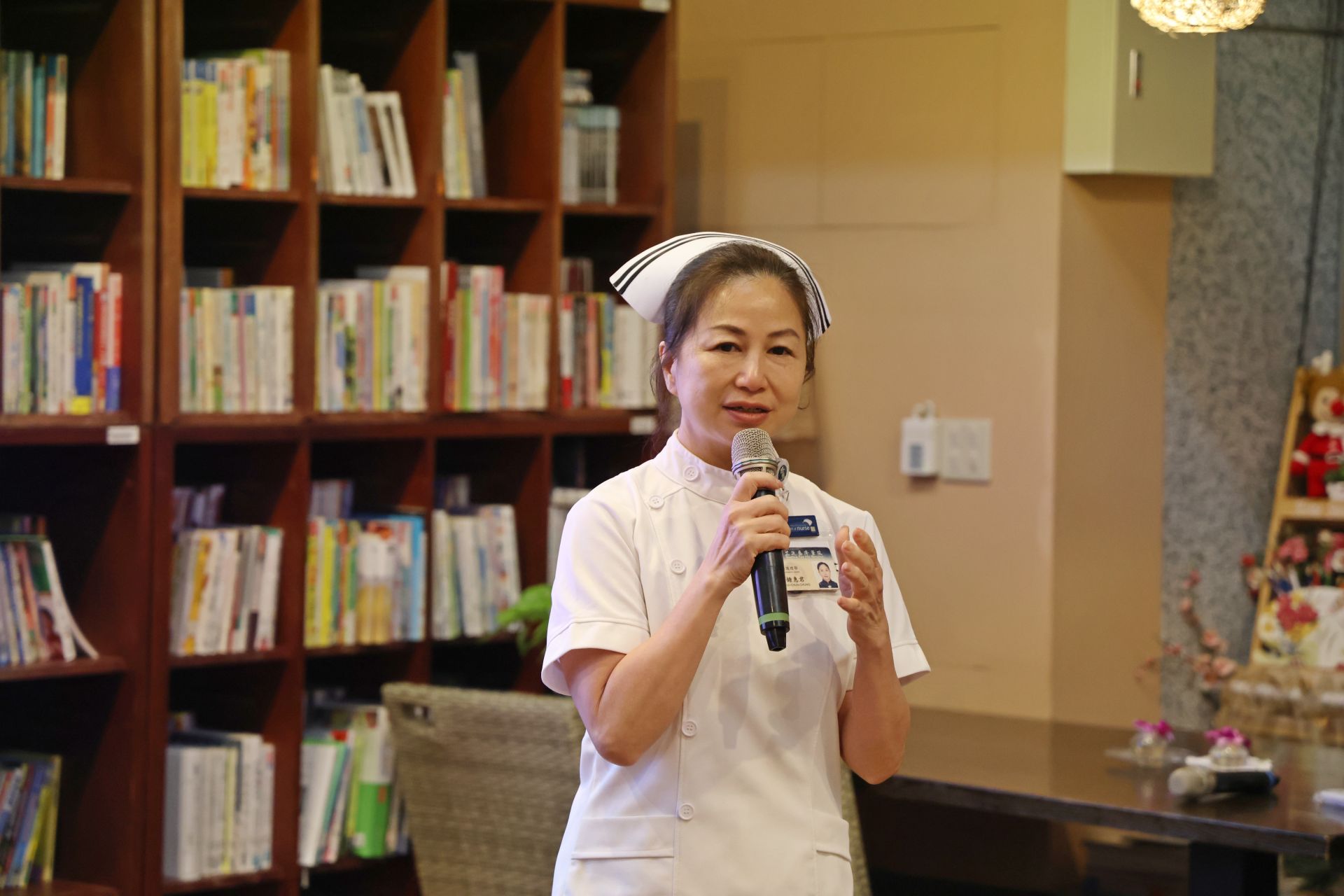 護理部主任鍾惠君表示,團隊一開始先蒐集30位乳癌病人的128個真實問題,將病人「想知道的」,結合醫護專業依乳癌疾病歷程判斷「需要知道的」,建構平台的知識與對話架構。