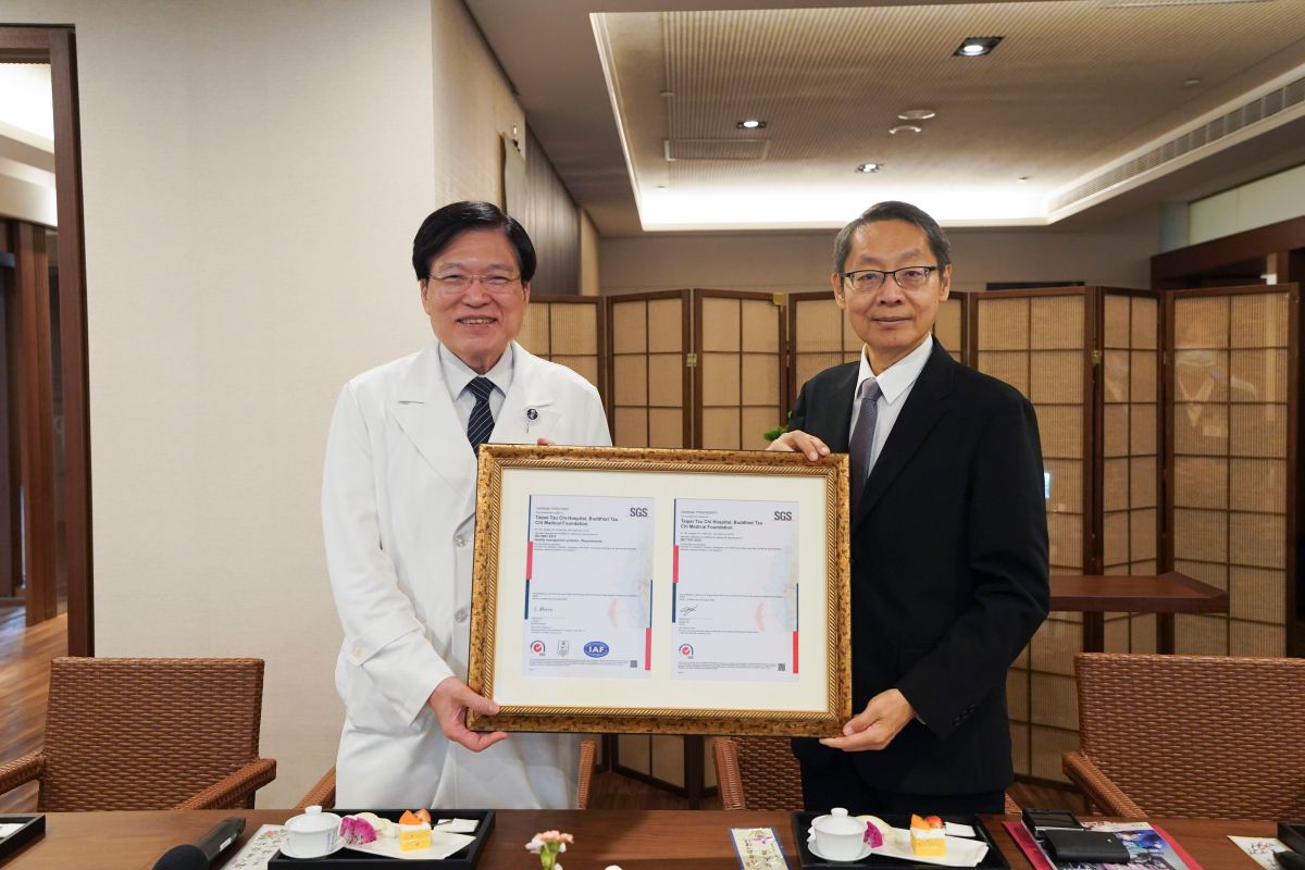 台北慈濟醫院趙有誠院長代表醫院接受台灣檢驗科技股份有限公司管理與保證事業群鮑伯宇副總裁頒發ISO7101認證證書。