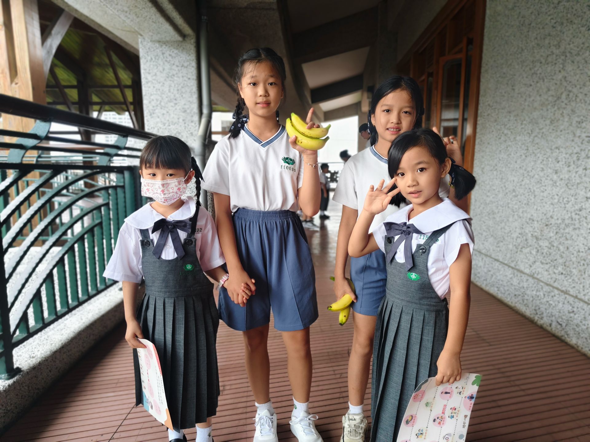 大姐姐帶領小一新生走訪校園