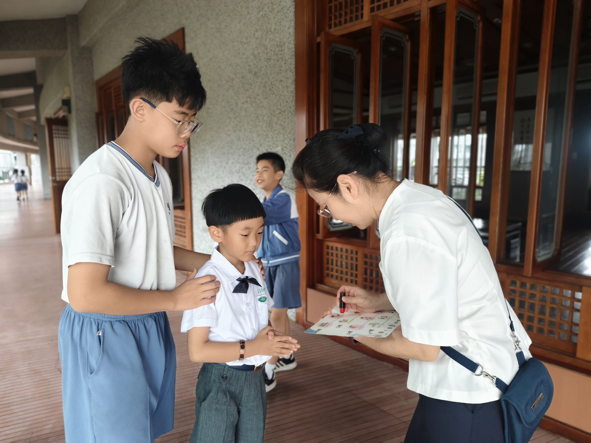 學長陪伴小一新生認識校園重點空間