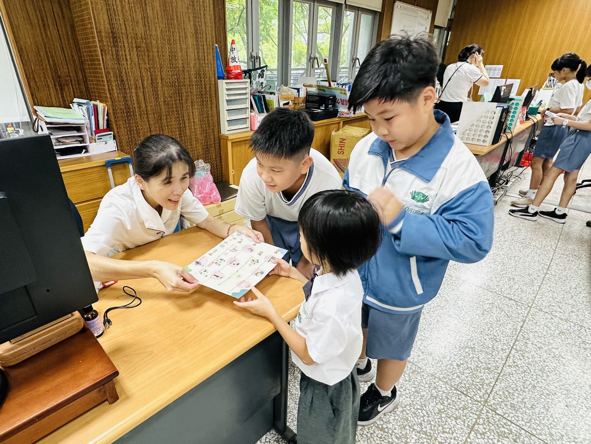 主任親切指導、學長溫暖陪伴,讓孩子在互動中學習,在關懷中成長。