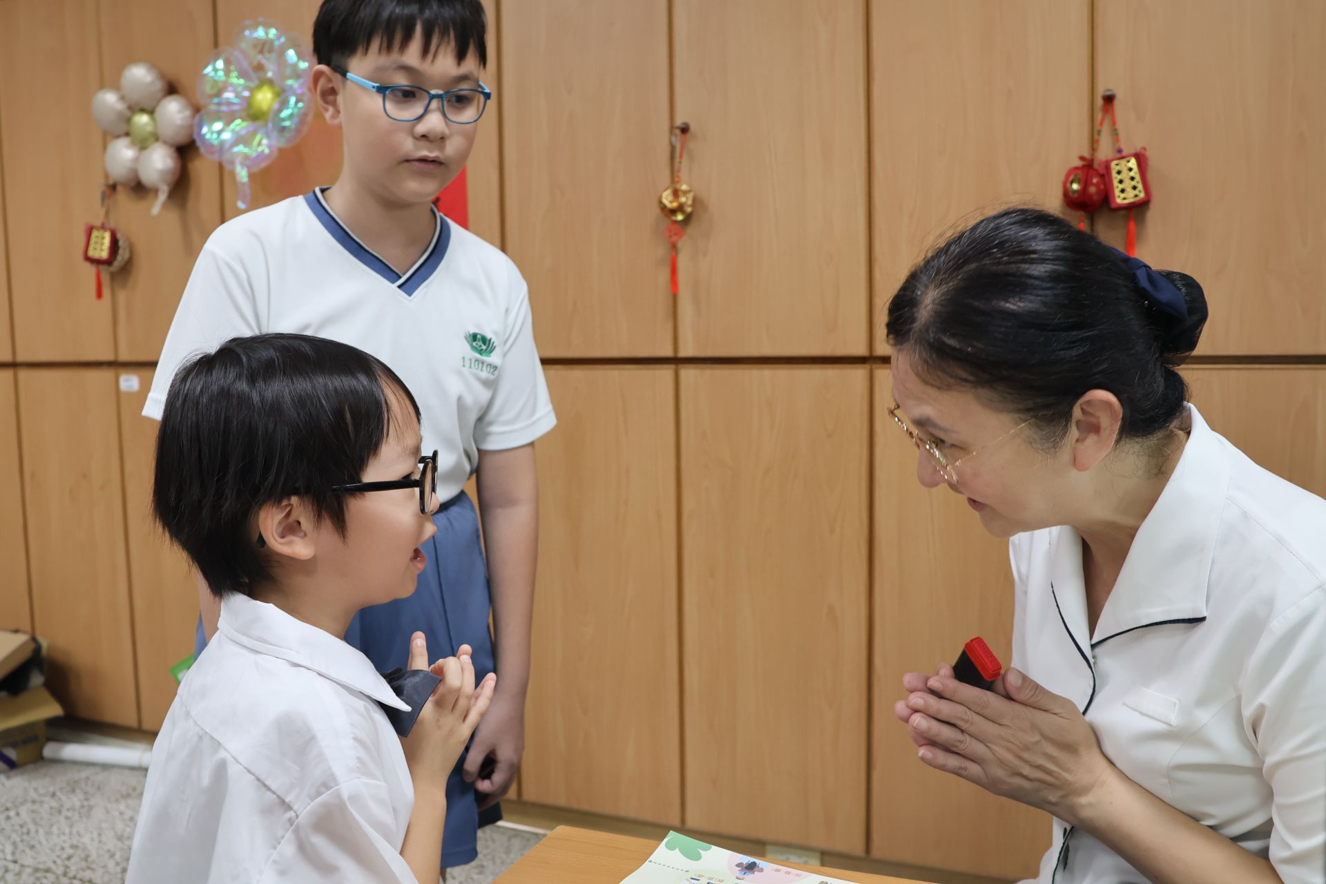 合掌一念心,感恩在日常;主任帶領孩子學習用行動表達感謝。