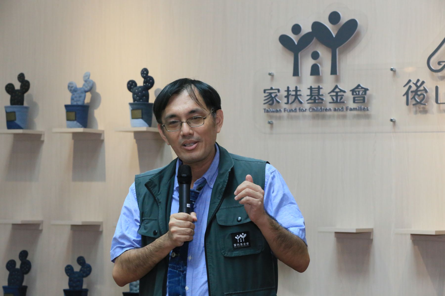 家扶基金會處長陳乘斌認為這場展覽不單是藝術呈現，更展現了人們翻轉生命的故事。