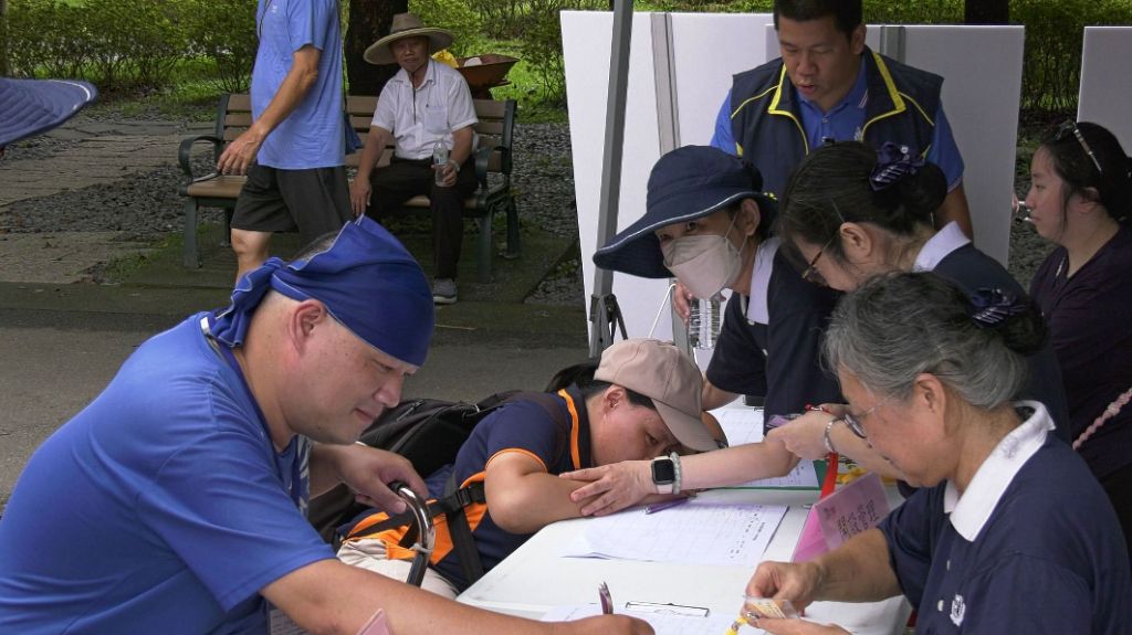 此次演練,醫護站距離災民報到登記處較遠。模擬災民建議,若登記過程中遇到災民疑似心臟病發作的患者,應先快速處理並叫救護車,以降低生命危險。