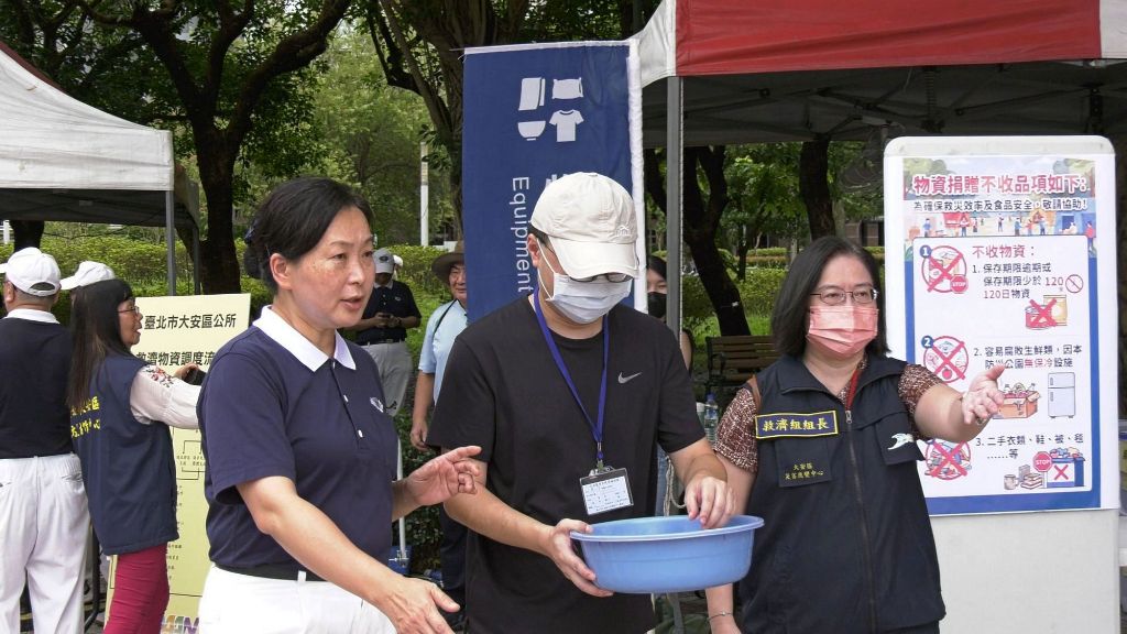 慈濟多年防災發放經驗整理流程,災民抵達後先登記、領取災民證及生活物資,再依家庭、單身男女分流,由志工引導至帳篷區,協助區公所有序完成收容安置。