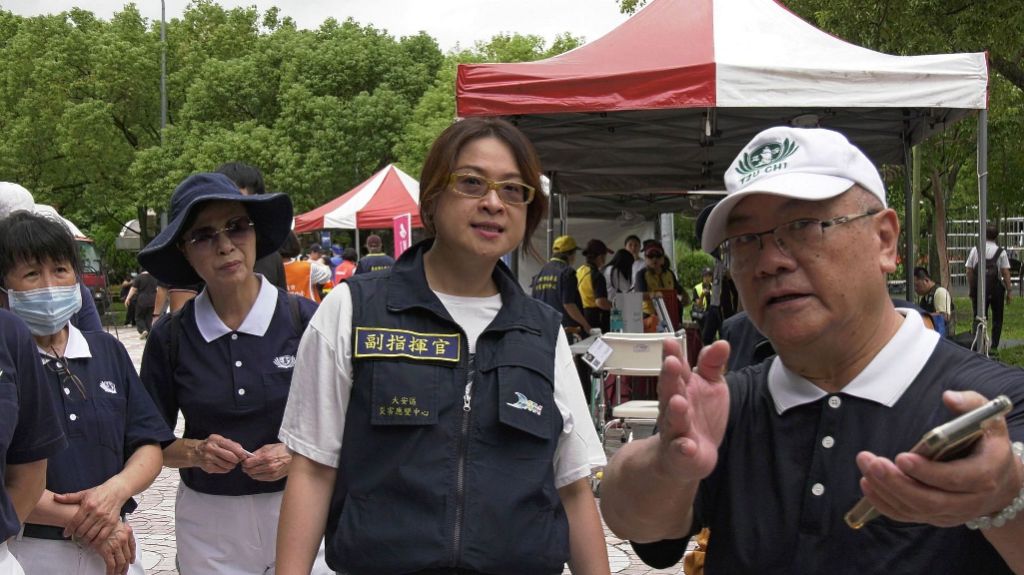 志工陳威欽(右一)表示,配合政府防災政策,大安區公所邀請慈濟擔任協作團隊,參與大安森林公園防災演練,協助災民安置登記及志工報到、專長分工與分流。