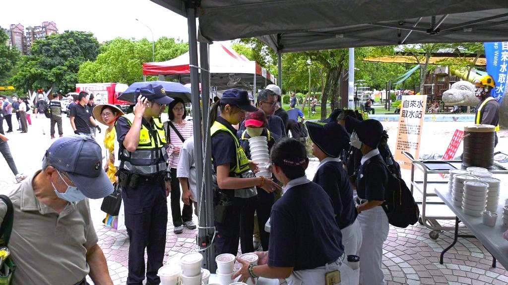 慈濟行動廚房的志工將熱食香積飯分送給模擬災民及工作人員,希望透過大家的一份愛心,讓大家感受到溫暖,能夠吃得飽、也吃得安心。