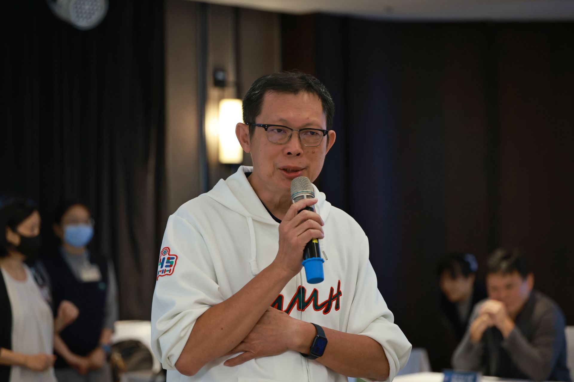 台東馬偕紀念醫院副院長張義芳提到，臺東癌症病人領取標靶藥物及定期抽血檢驗，往往需要長途往返，綠島、蘭嶼遇到天候不佳停航時，用藥與檢體運送的難題。