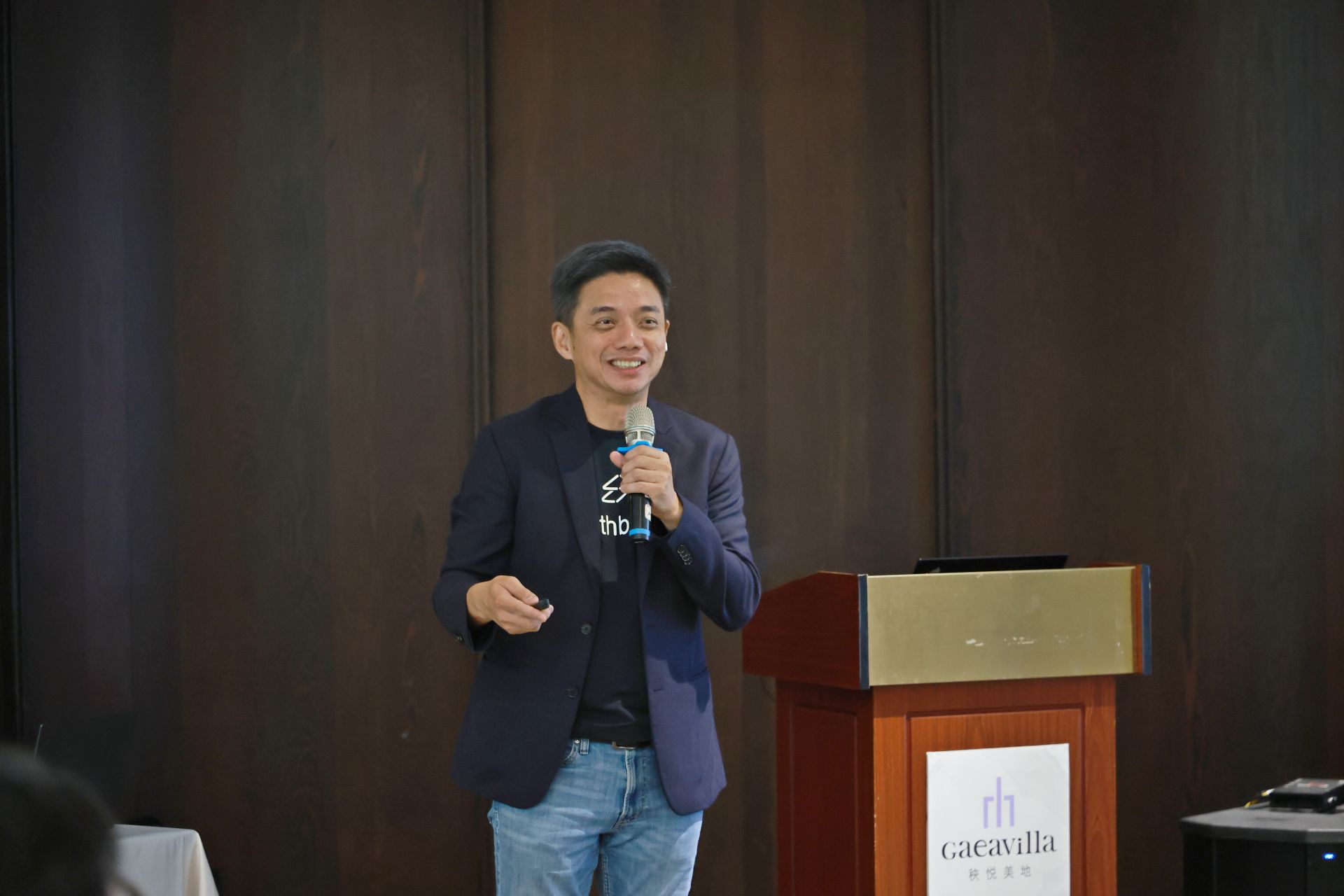 極現科技執行長徐偉城說，新機型除了從地面起降，還能直接從窗戶起降，最大航程可達120公里，時速約100至120公里，目前可載運約三至五公斤物資。