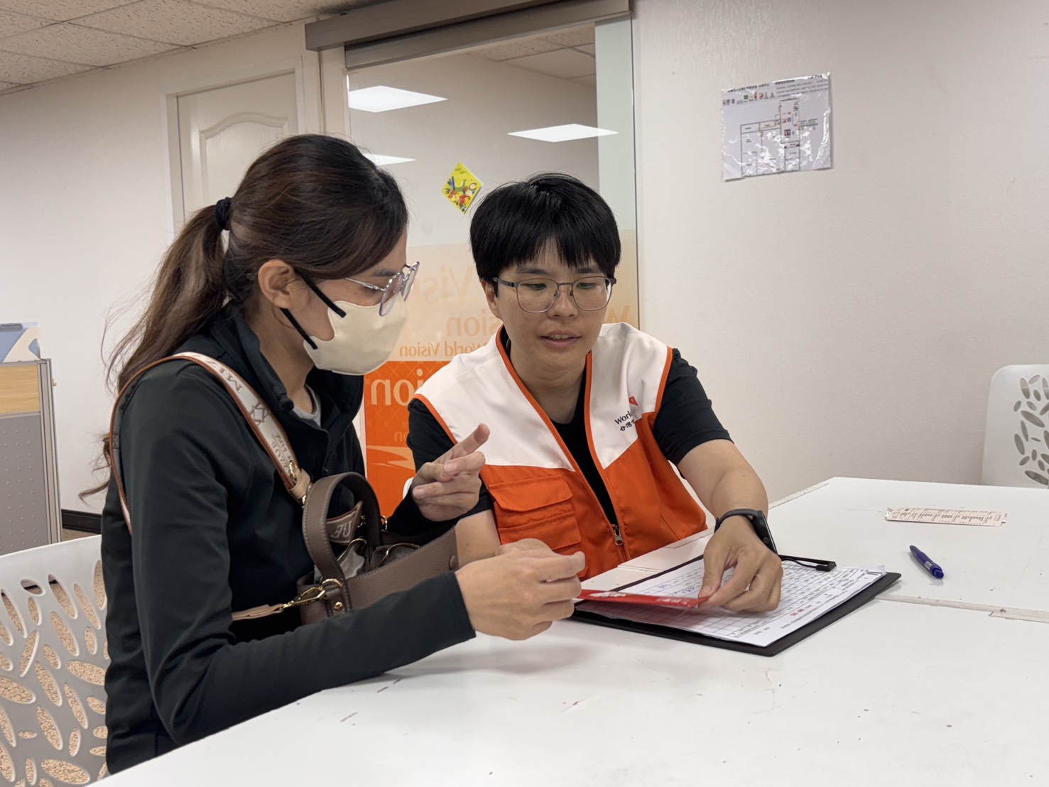 台灣世界展望會社工發放助學金並關懷服務家庭，協助減輕新學期開學的經濟負擔。