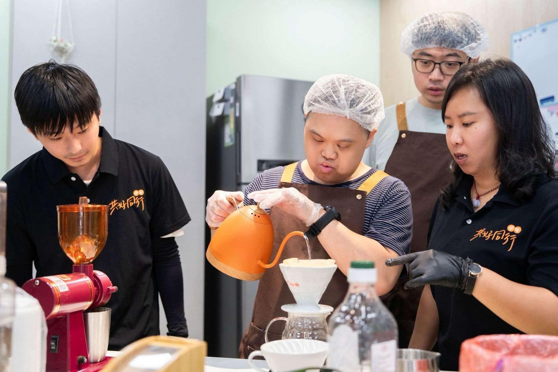 新竹縣政府委託伊甸基金會成立以利亞小作所,透過手沖咖啡、果乾製作與自立生活訓練,幫助障礙者建立各項所需能力。