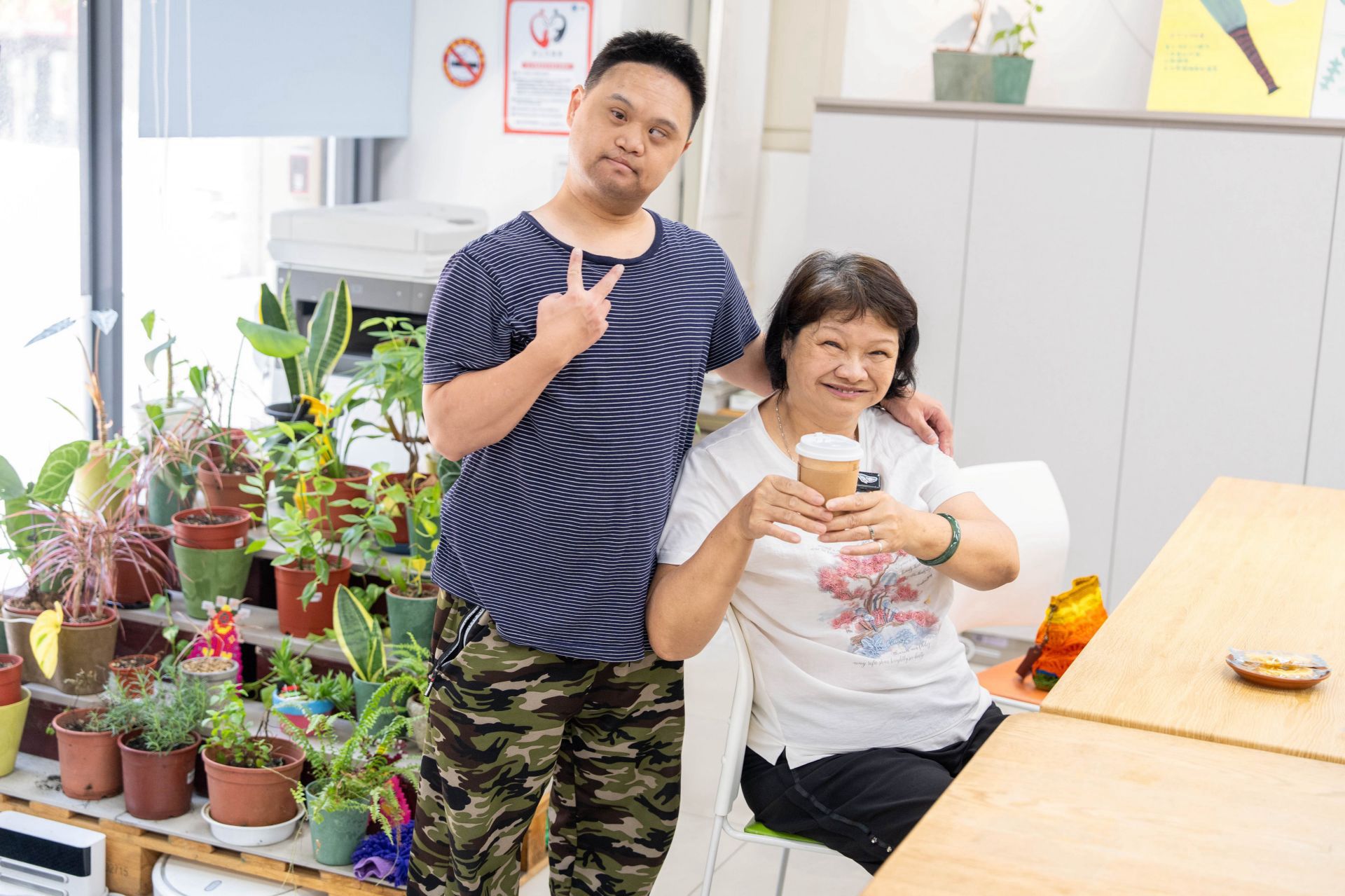 有重度唐氏症的小羽,在以利亞小作所學會製作手沖咖啡,並獻給最愛的媽媽。