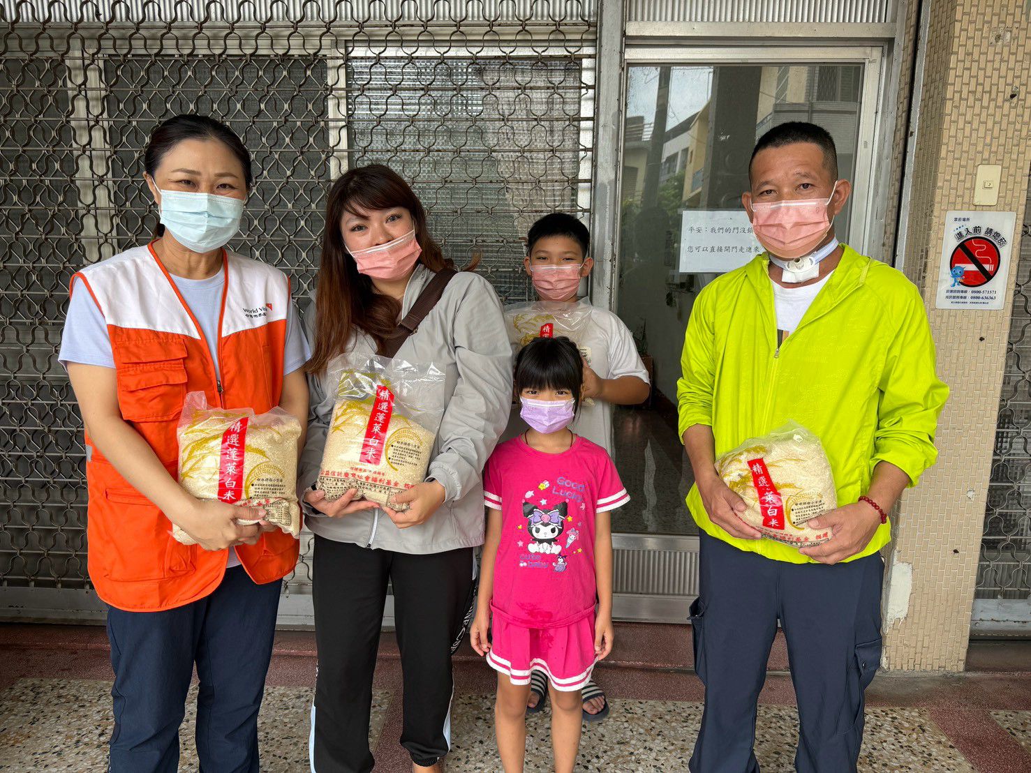 台灣世界展望會屏南二中心社工雅惠緊急開案陪伴小光一家，除協助家庭申請會內急難救助金，也持續關心孩子生活與就學，陪伴家庭度過突如其來的難關。(台灣世界展望會提供）