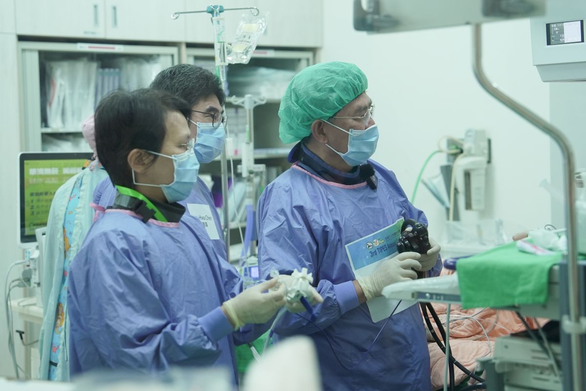 北慈濟醫院胃腸肝膽科陳建華主任(中)與泰國專家(右)替不明原因黃疸合併膽管壁異常增厚及膽管狹窄個案進行內視鏡檢查。