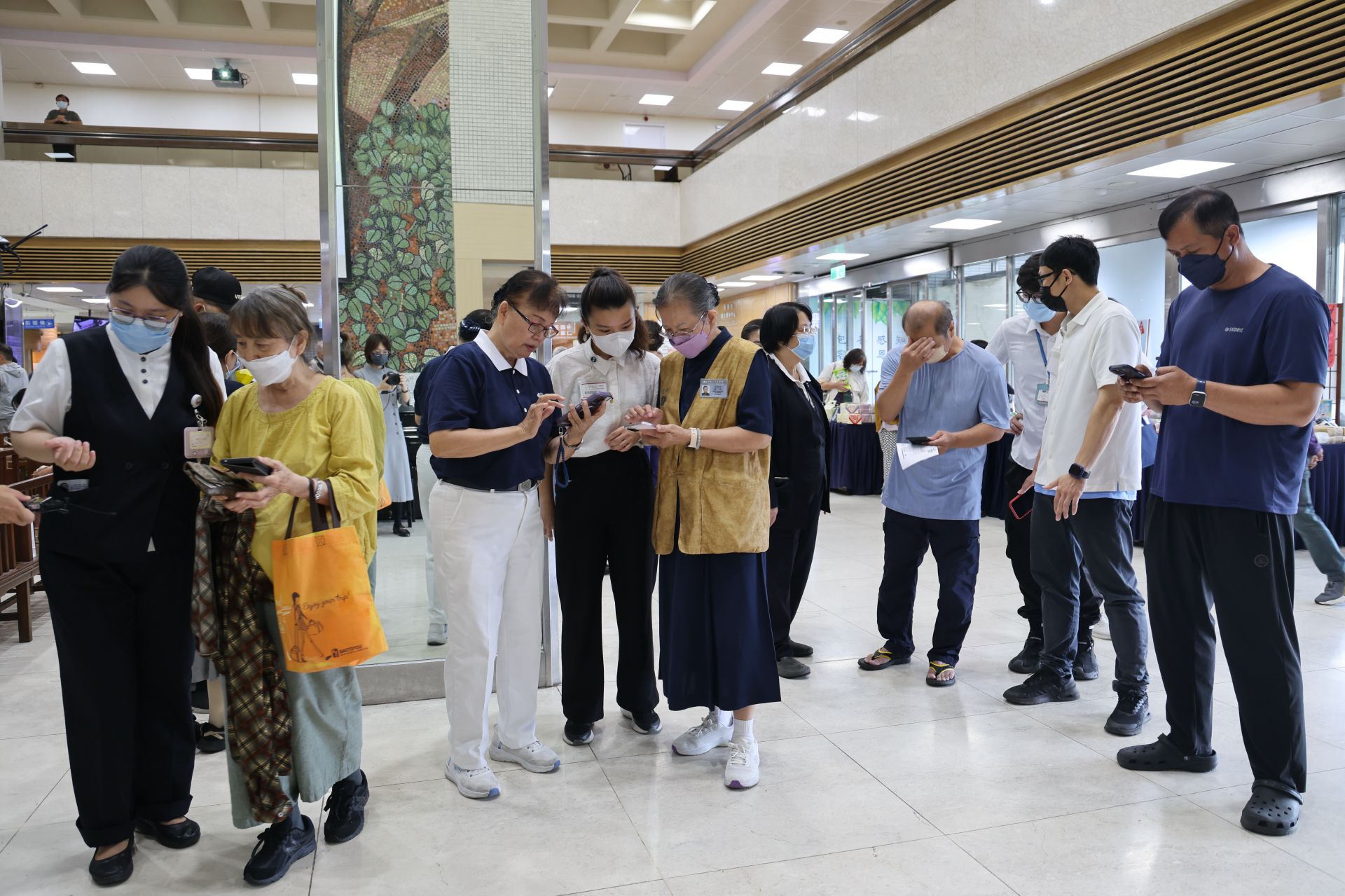 活動首日就吸引許多就醫病人、陪伴家屬與醫院同仁、志工熱情下載。