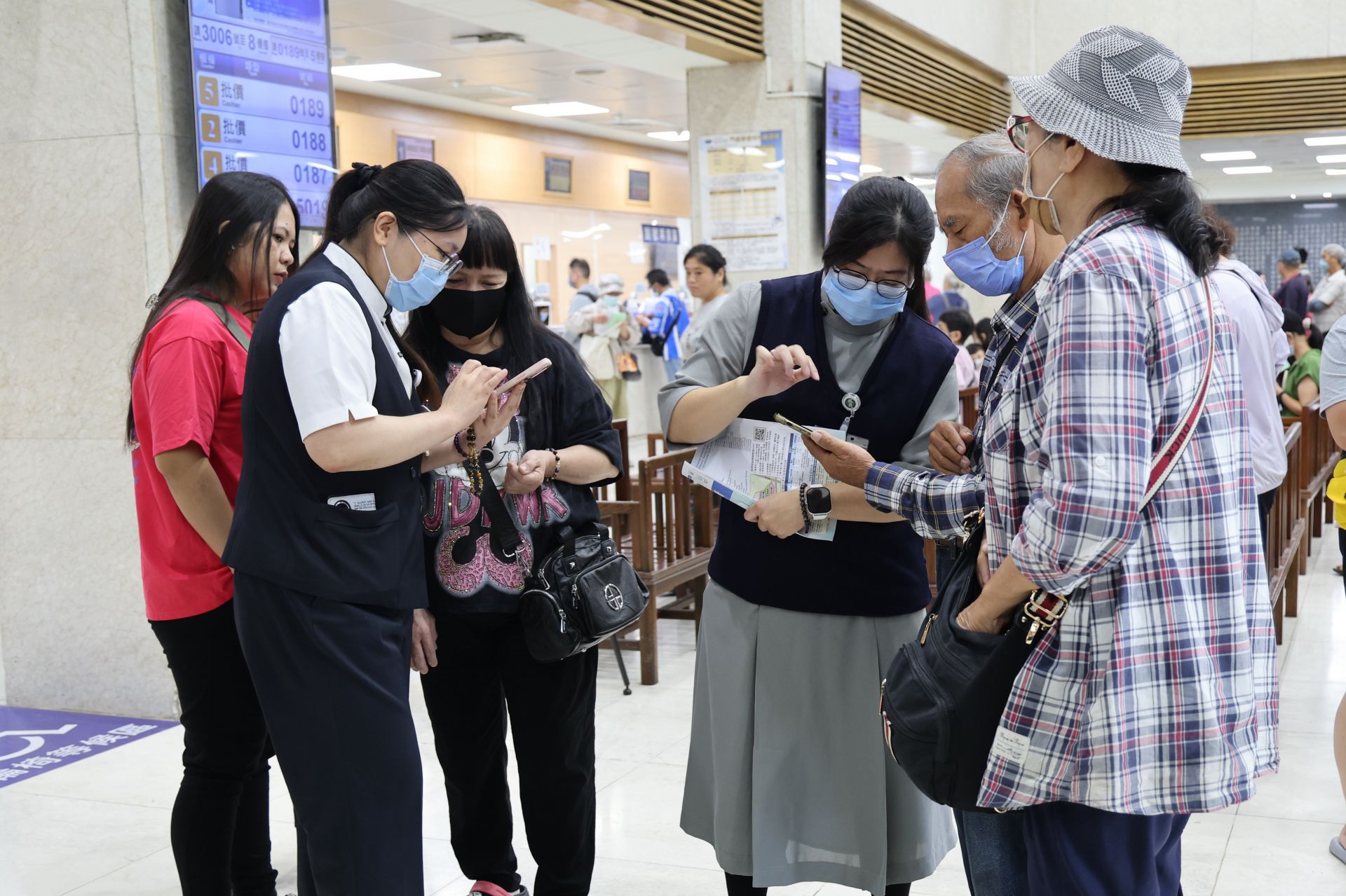 活動首日就吸引許多就醫病人、陪伴家屬與醫院同仁、志工熱情下載。