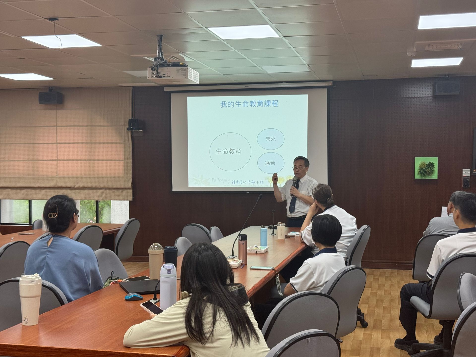 鍾隆琛教授分享「生命教育的典範轉譯—五大核心素養架構下八大能力之哲學建構」