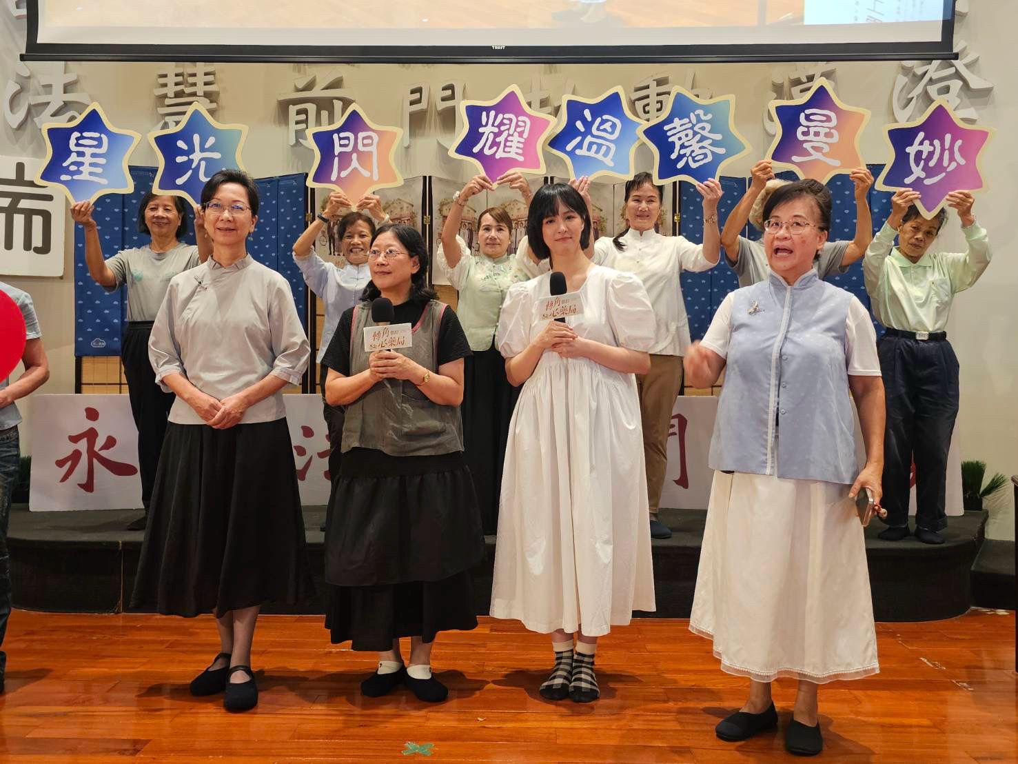 大愛劇《轉角那間心藥局》魏蔓(右2)劇中飾演藥師蘇蘇角色原型(左2)出席高雄線上讀書會宣傳新戲
