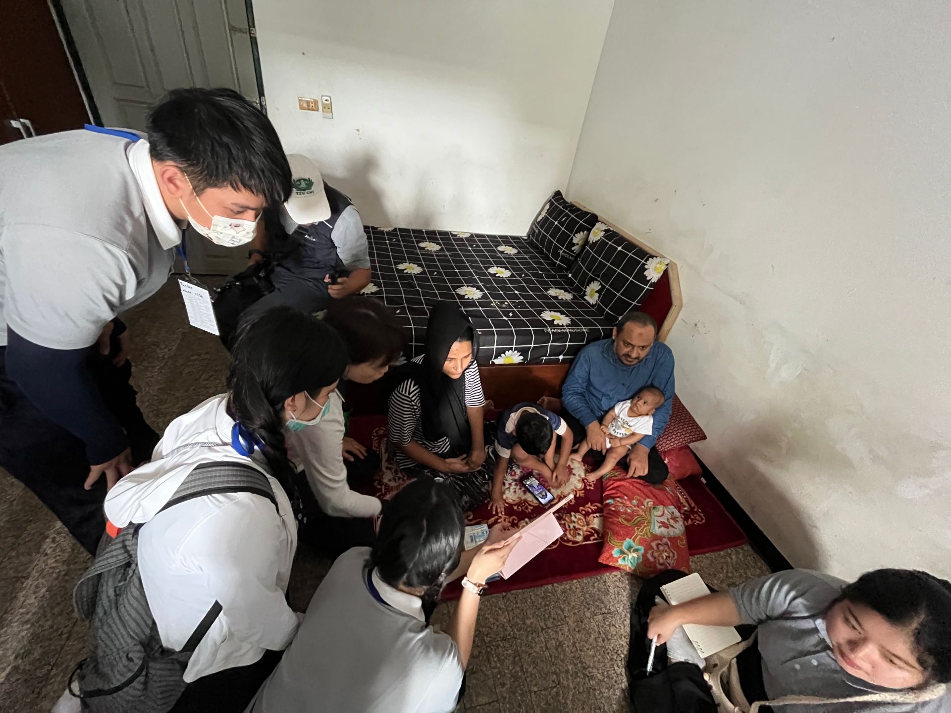 學生衛教正確抱嬰兒姿勢,改善媽媽腰部疼痛問題
