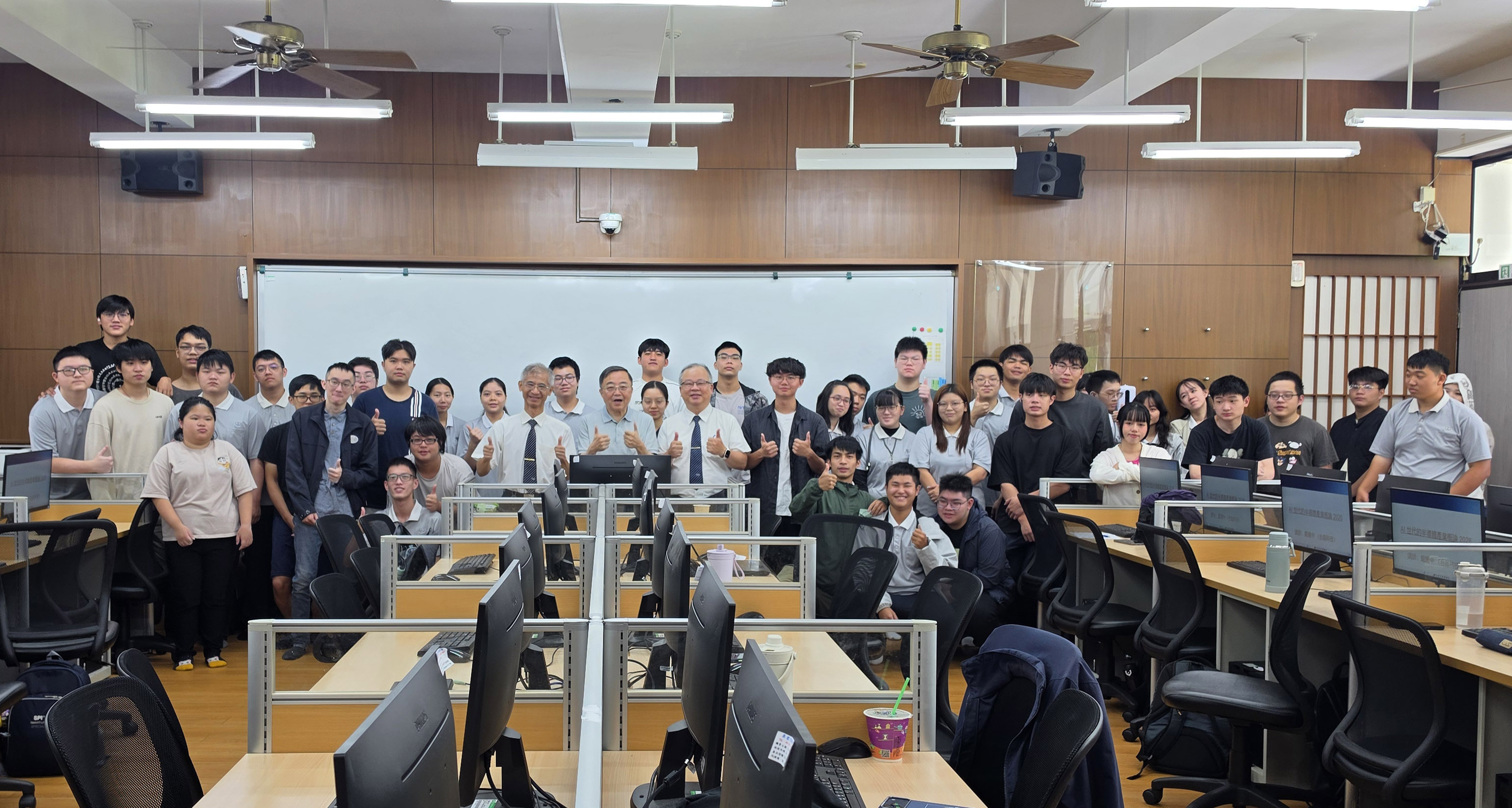 「AI世代的半導體產業概論」這門課是首次在慈濟大學開設。